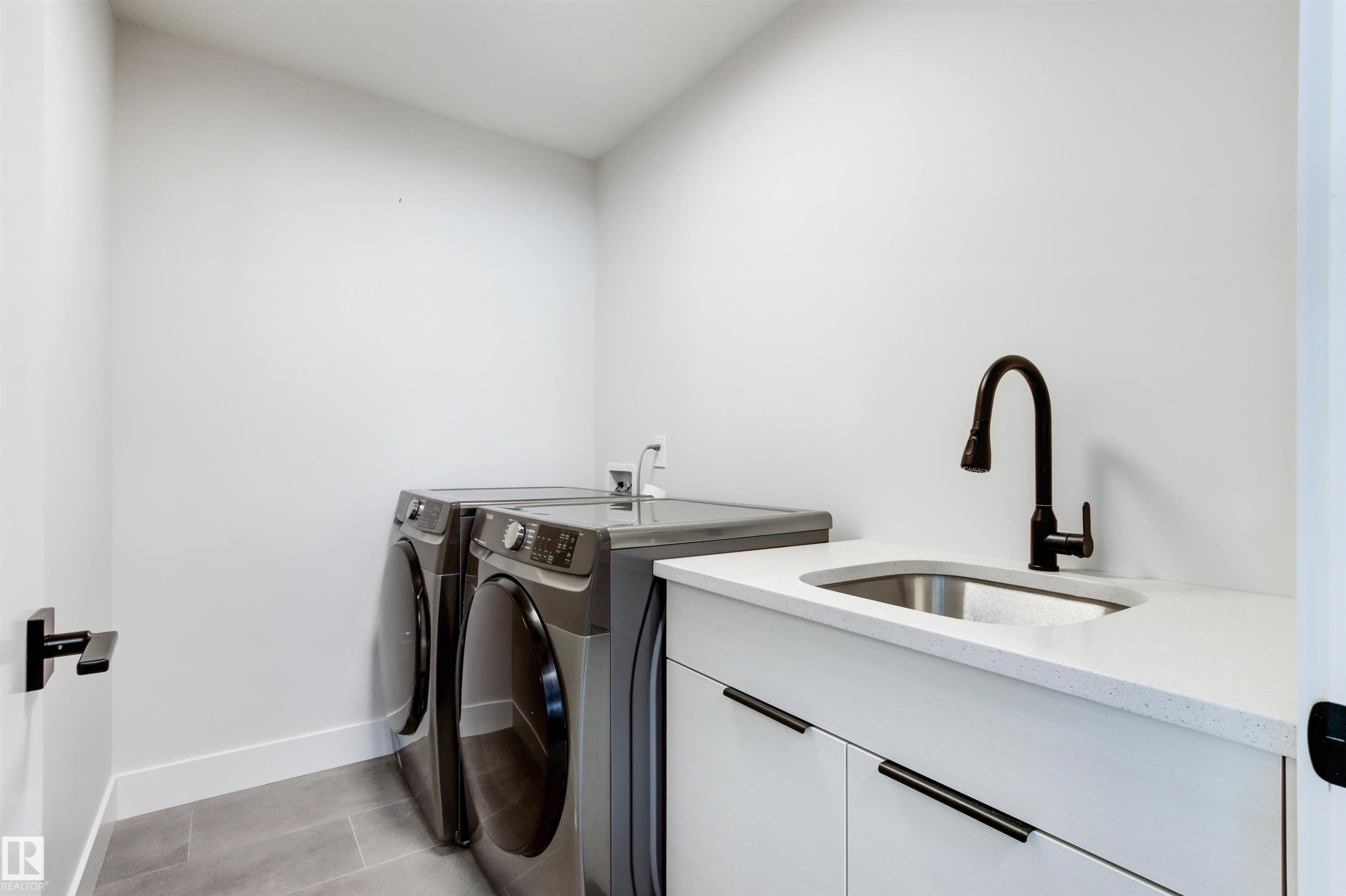 2-8343 Saskatchewan Drive, Edmonton, AB - Indoor Photo Showing Laundry Room
