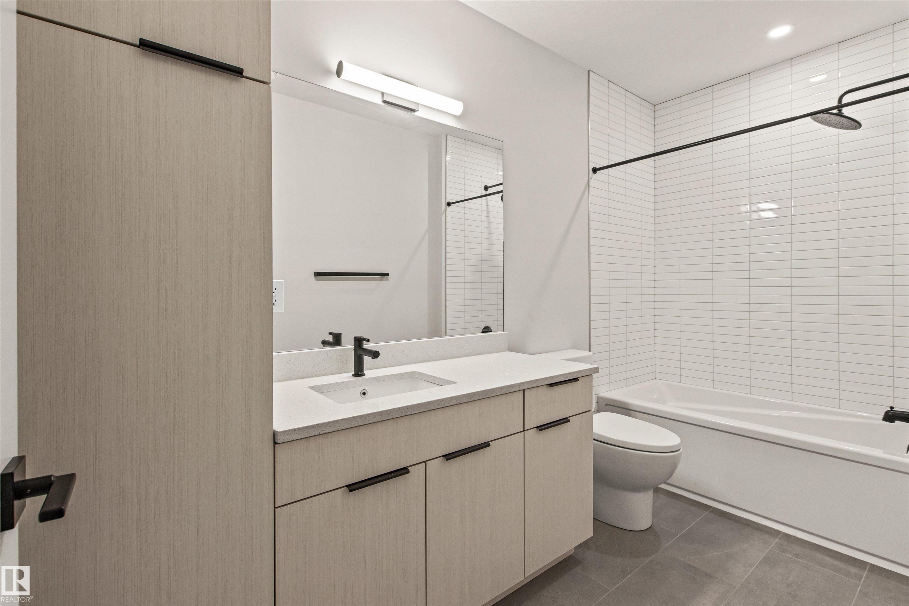 2-8343 Saskatchewan Drive, Edmonton, AB - Indoor Photo Showing Bathroom
