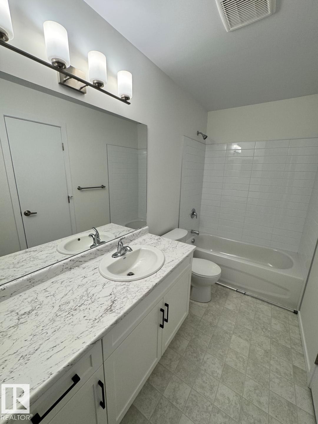 23 3111 142 Avenue, Edmonton, AB - Indoor Photo Showing Bathroom