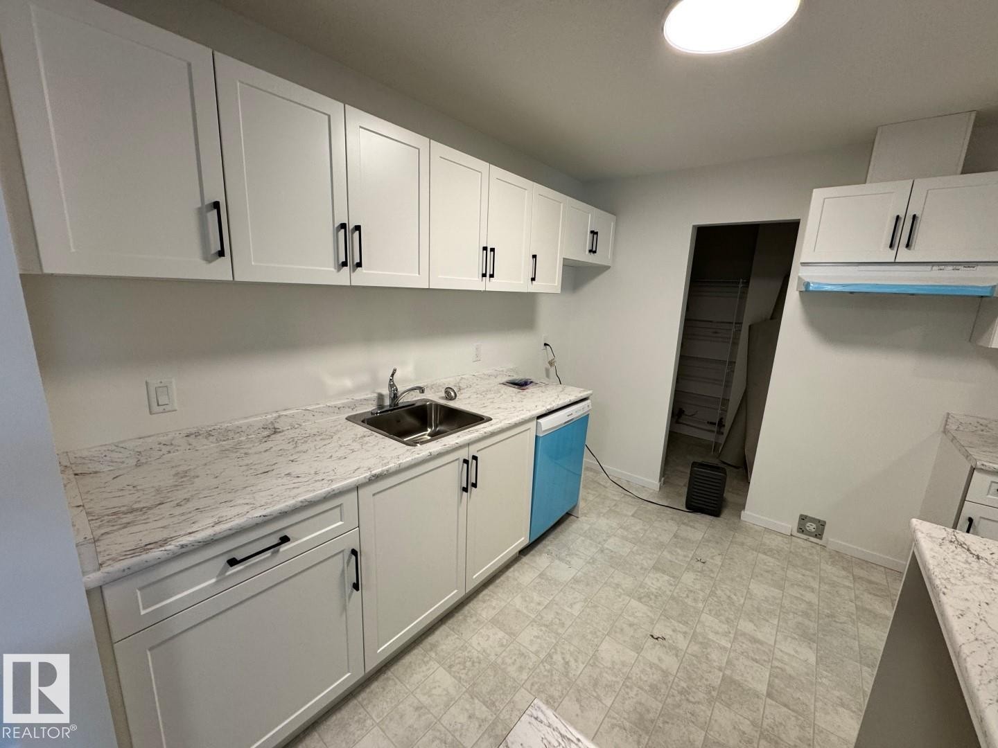 23 3111 142 Avenue, Edmonton, AB - Indoor Photo Showing Kitchen