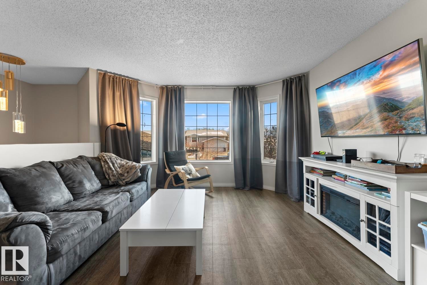 1927 6 Street, Cold Lake, AB - Indoor Photo Showing Living Room