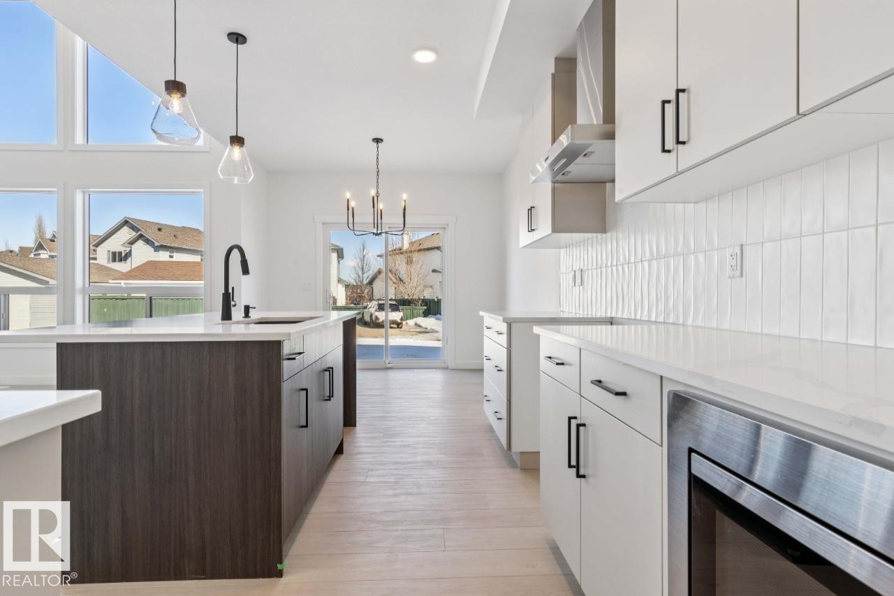 1519 Grant Way, Edmonton, AB - Indoor Photo Showing Kitchen With Upgraded Kitchen