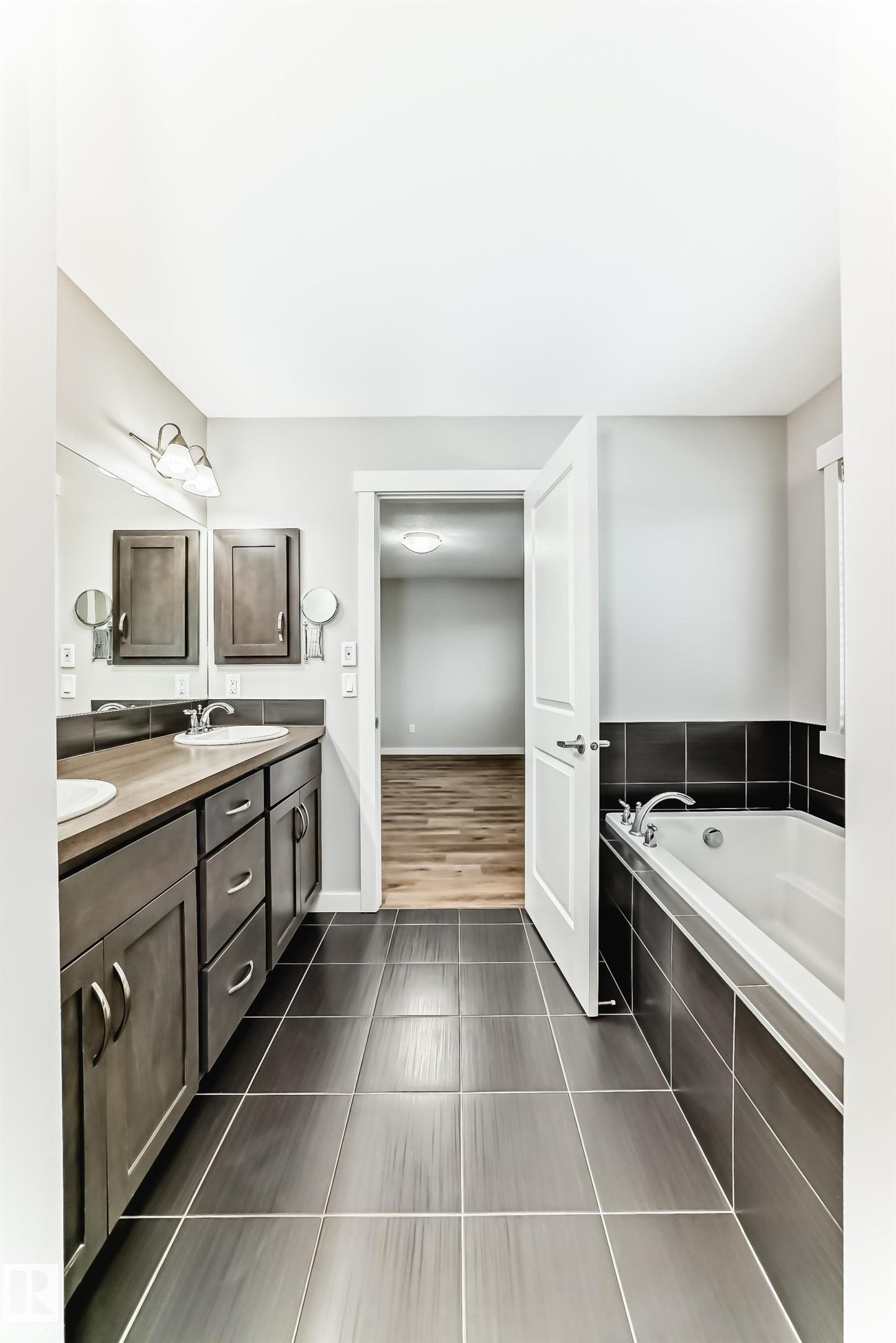 Edmonton, AB - Indoor Photo Showing Bathroom
