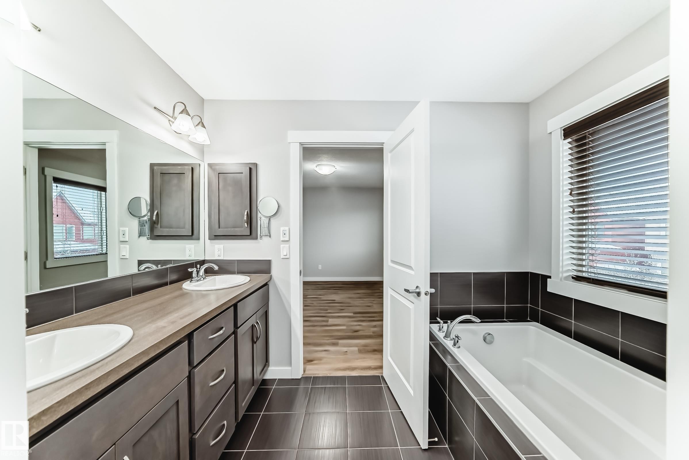 Edmonton, AB - Indoor Photo Showing Bathroom