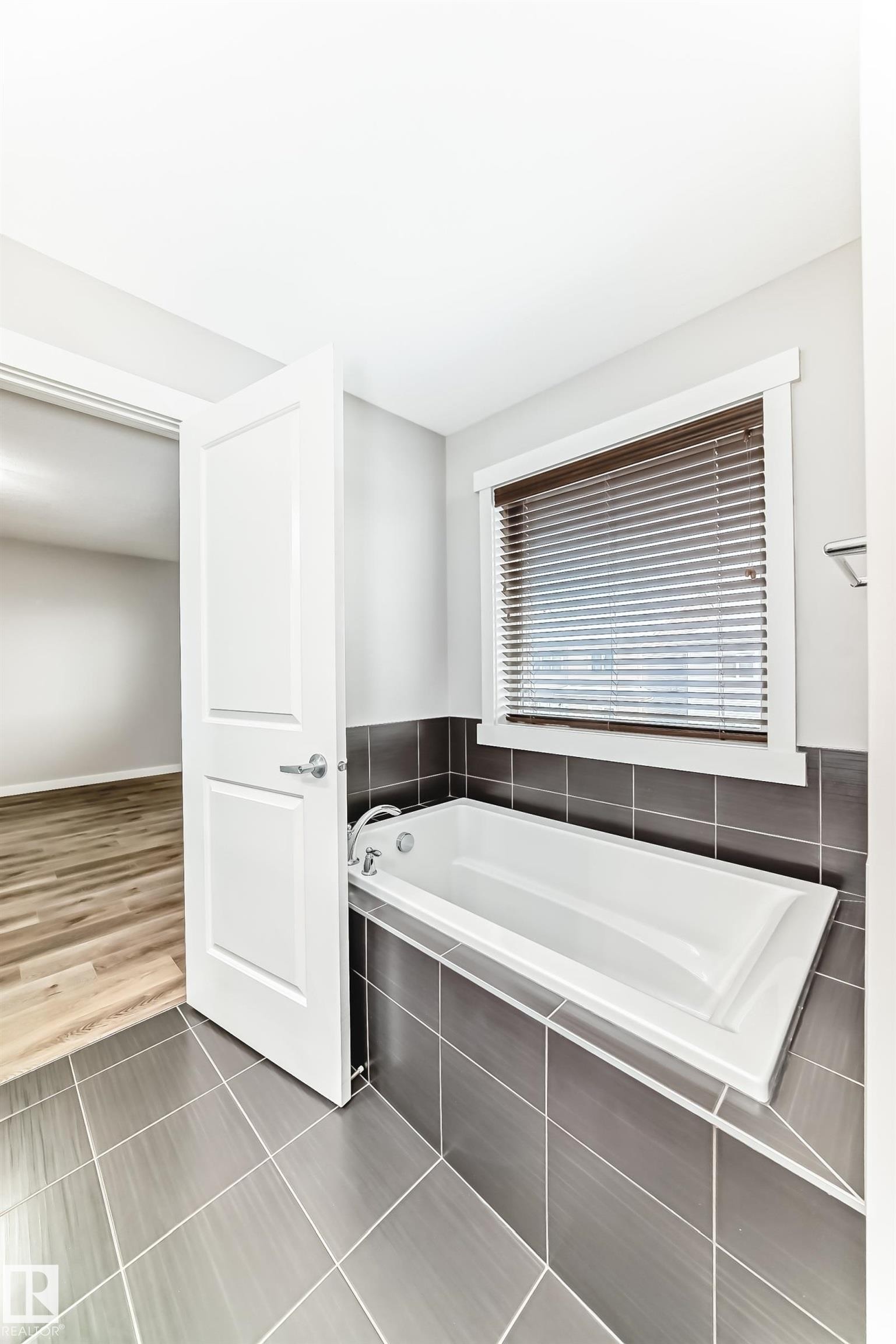 Edmonton, AB - Indoor Photo Showing Bathroom