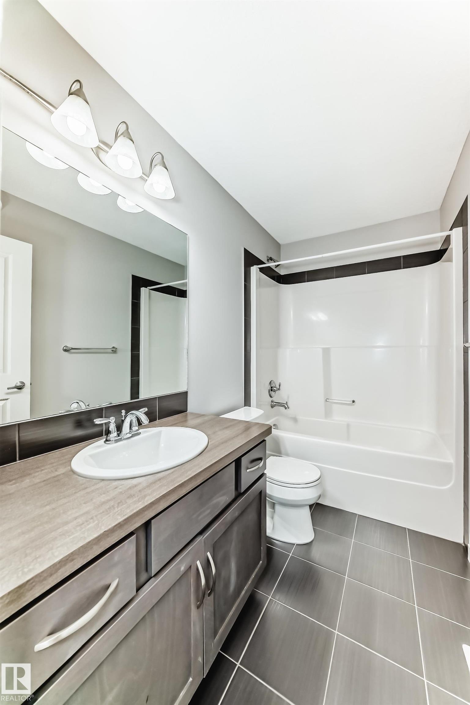 Edmonton, AB - Indoor Photo Showing Bathroom