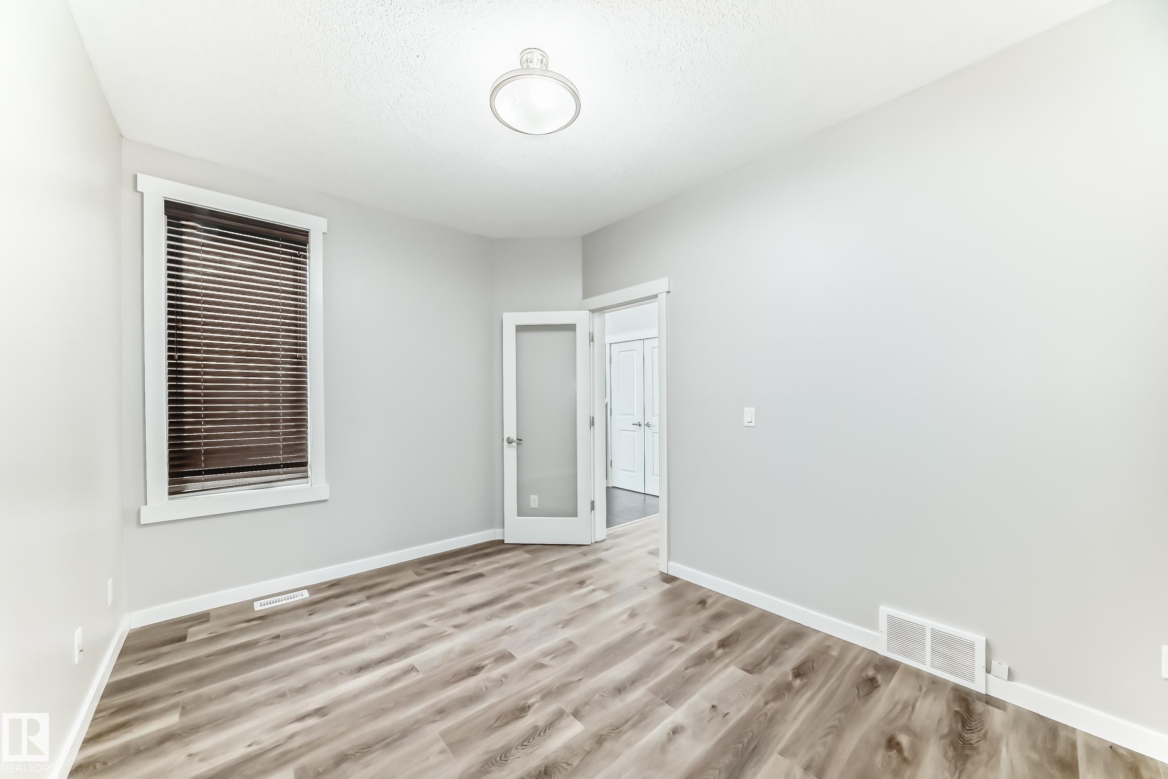 Edmonton, AB - Indoor Photo Showing Other Room