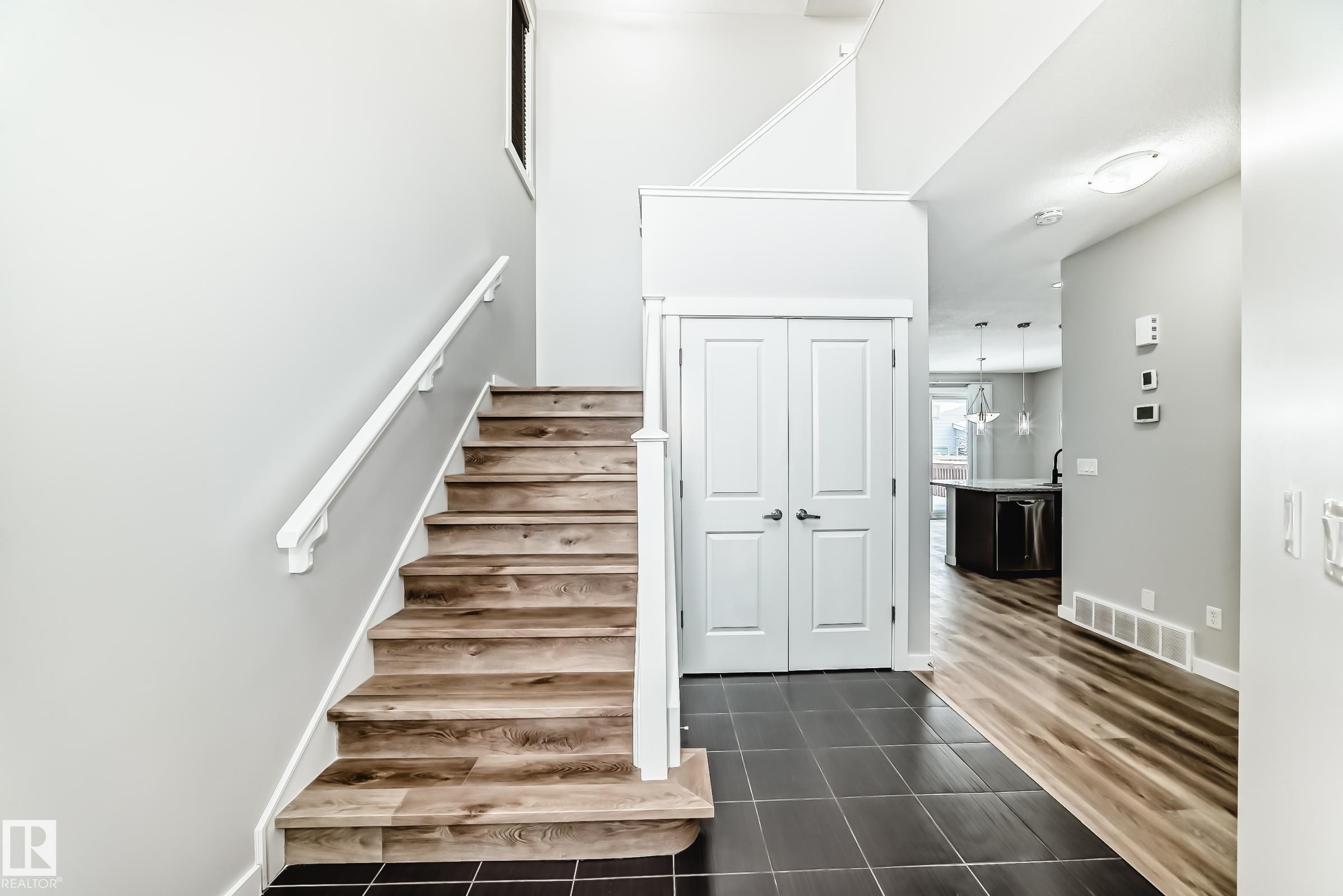 Edmonton, AB - Indoor Photo Showing Other Room