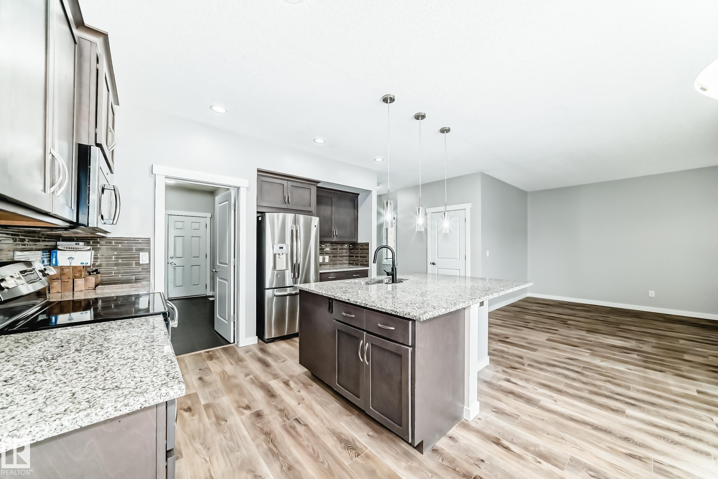 Edmonton, AB - Indoor Photo Showing Kitchen With Stainless Steel Kitchen With Upgraded Kitchen