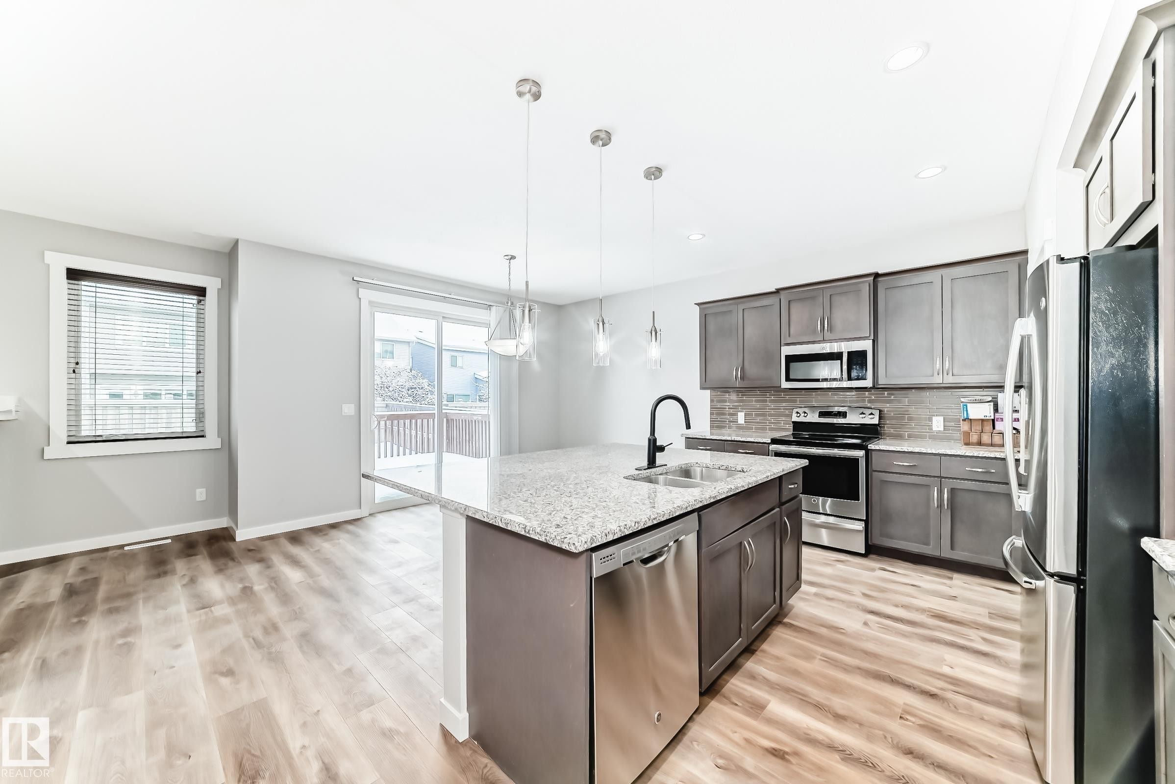 Edmonton, AB - Indoor Photo Showing Kitchen With Stainless Steel Kitchen With Upgraded Kitchen
