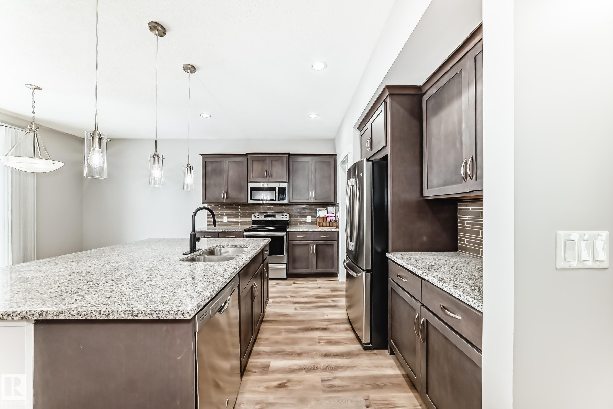 Edmonton, AB - Indoor Photo Showing Kitchen With Stainless Steel Kitchen With Upgraded Kitchen