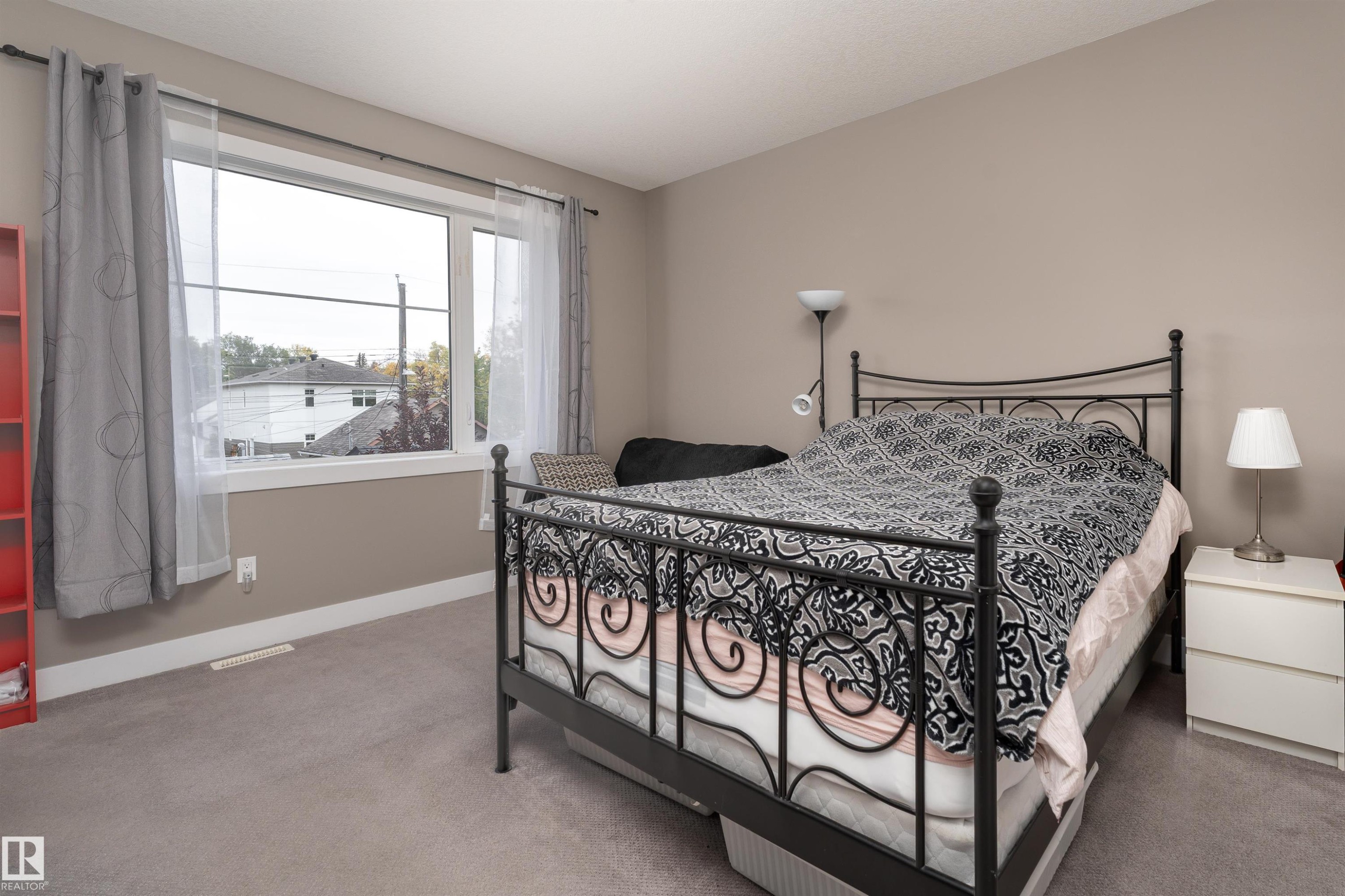 10706 67 Avenue, Edmonton, AB - Indoor Photo Showing Bedroom