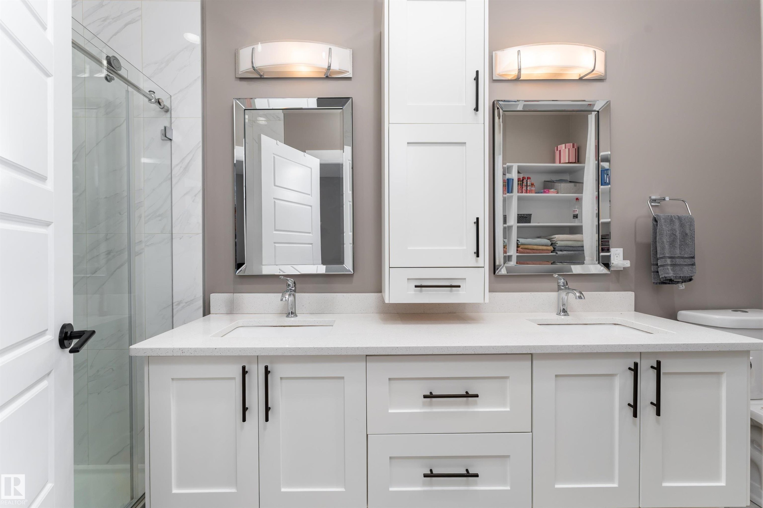 10706 67 Avenue, Edmonton, AB - Indoor Photo Showing Bathroom
