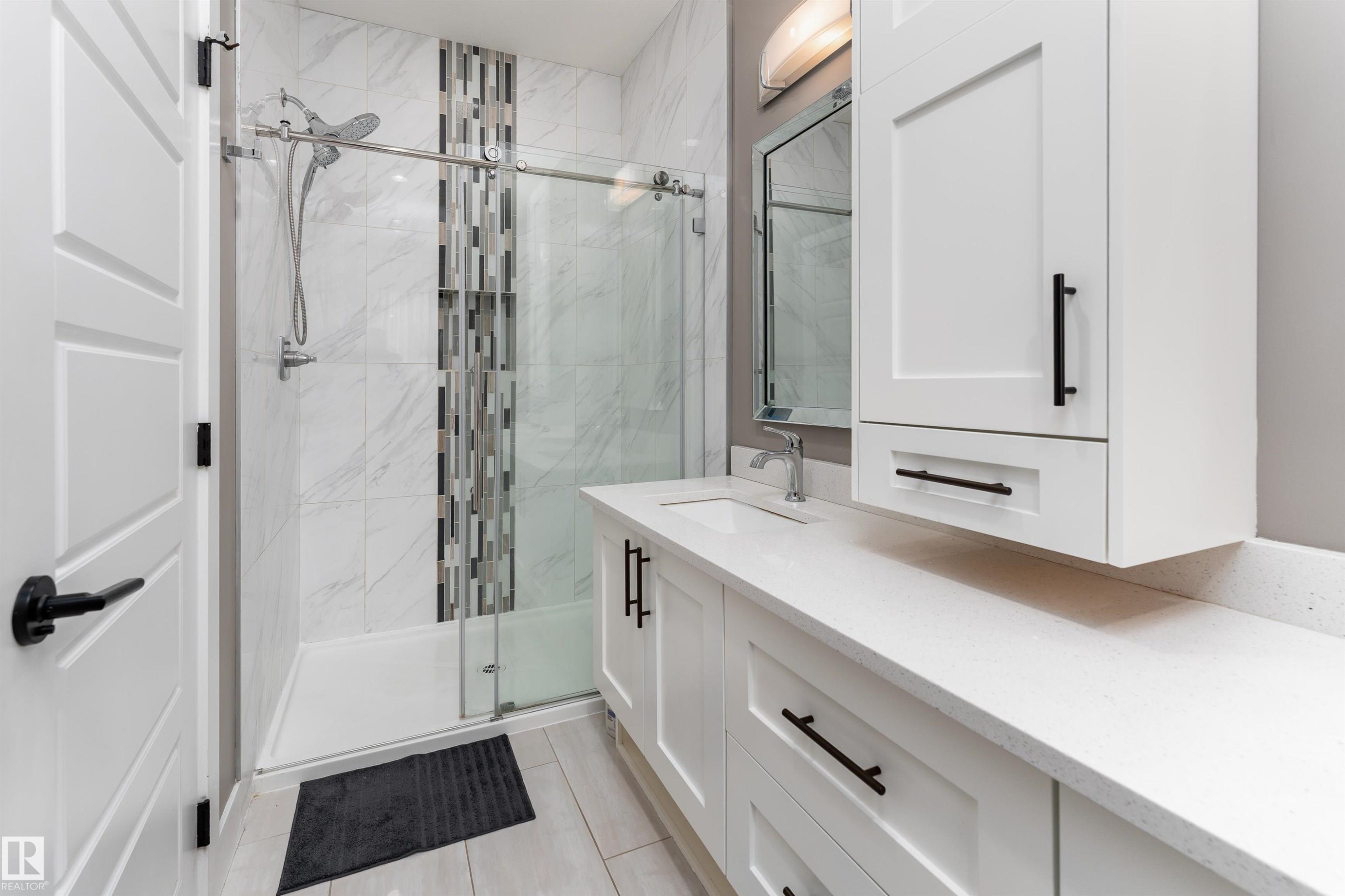 10706 67 Avenue, Edmonton, AB - Indoor Photo Showing Bathroom