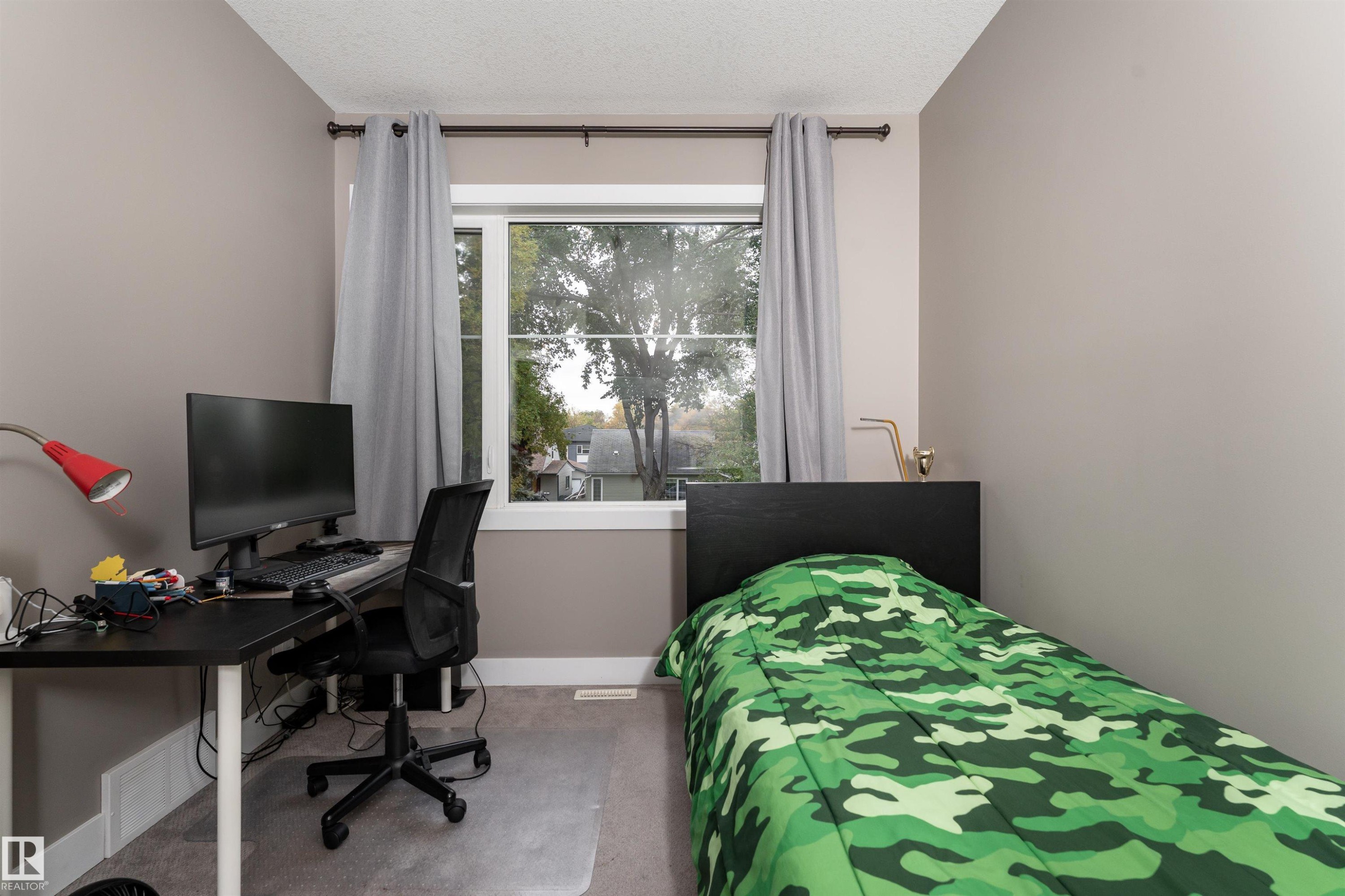 10706 67 Avenue, Edmonton, AB - Indoor Photo Showing Bedroom