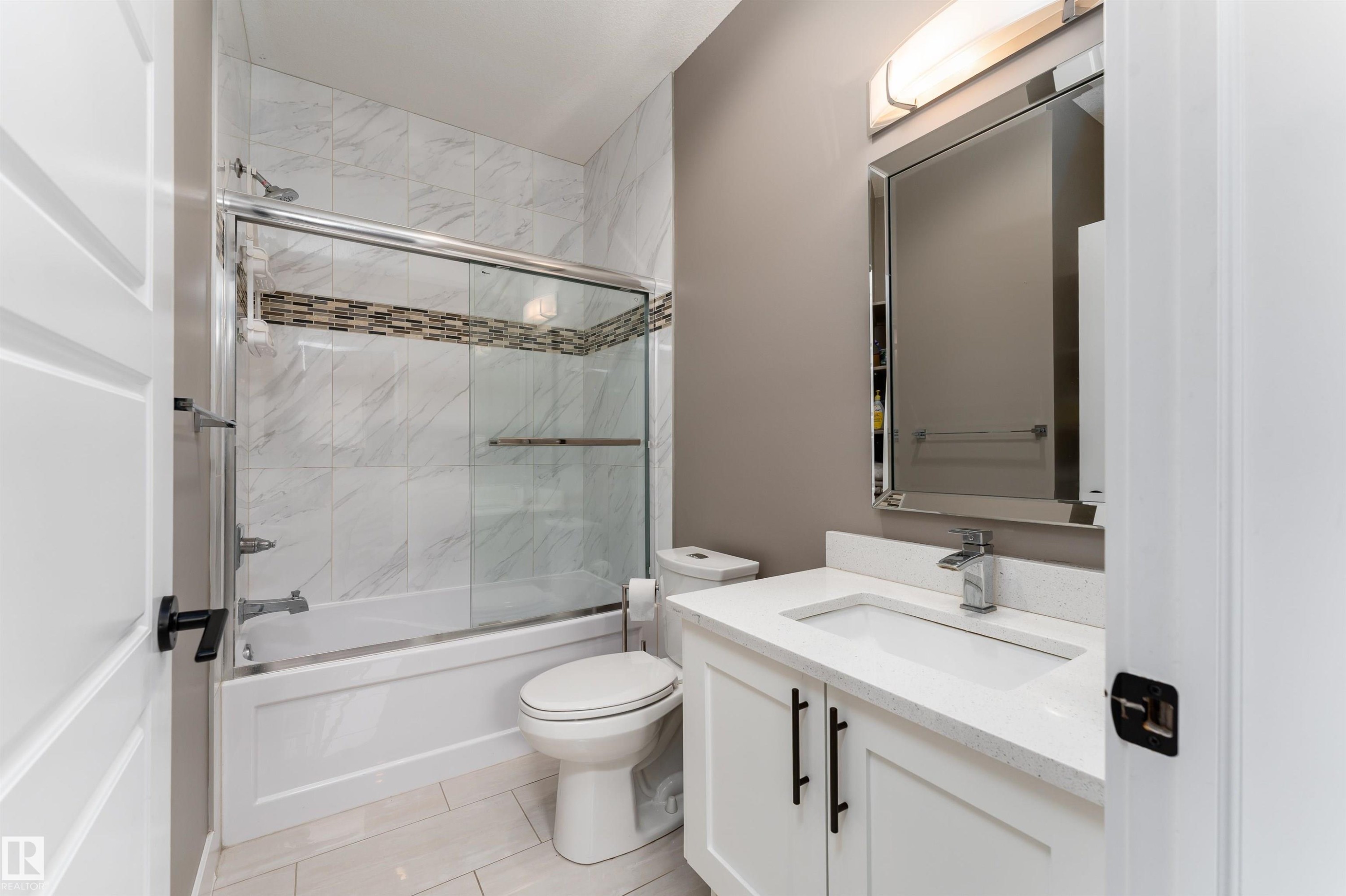 10706 67 Avenue, Edmonton, AB - Indoor Photo Showing Bathroom