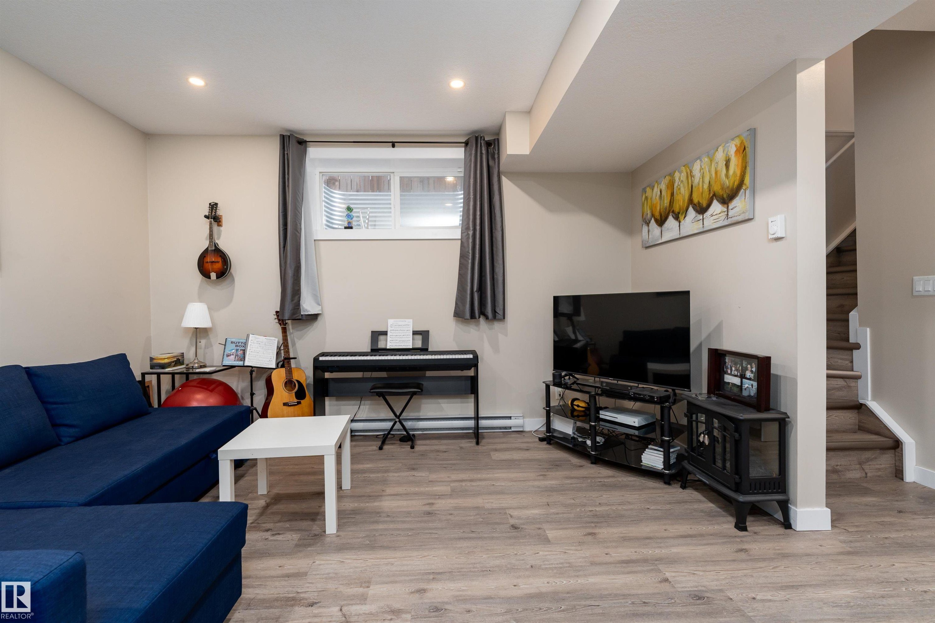 10706 67 Avenue, Edmonton, AB - Indoor Photo Showing Living Room