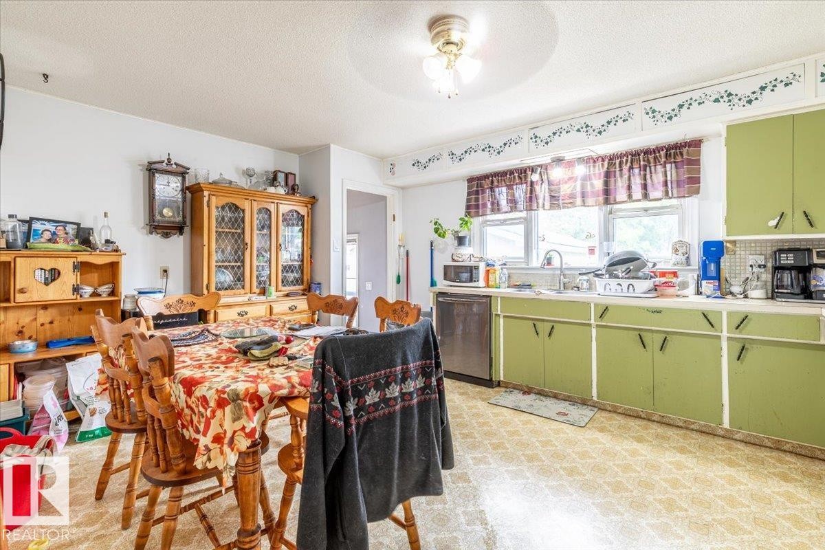 5116 52 St, Warburg, AB - Indoor