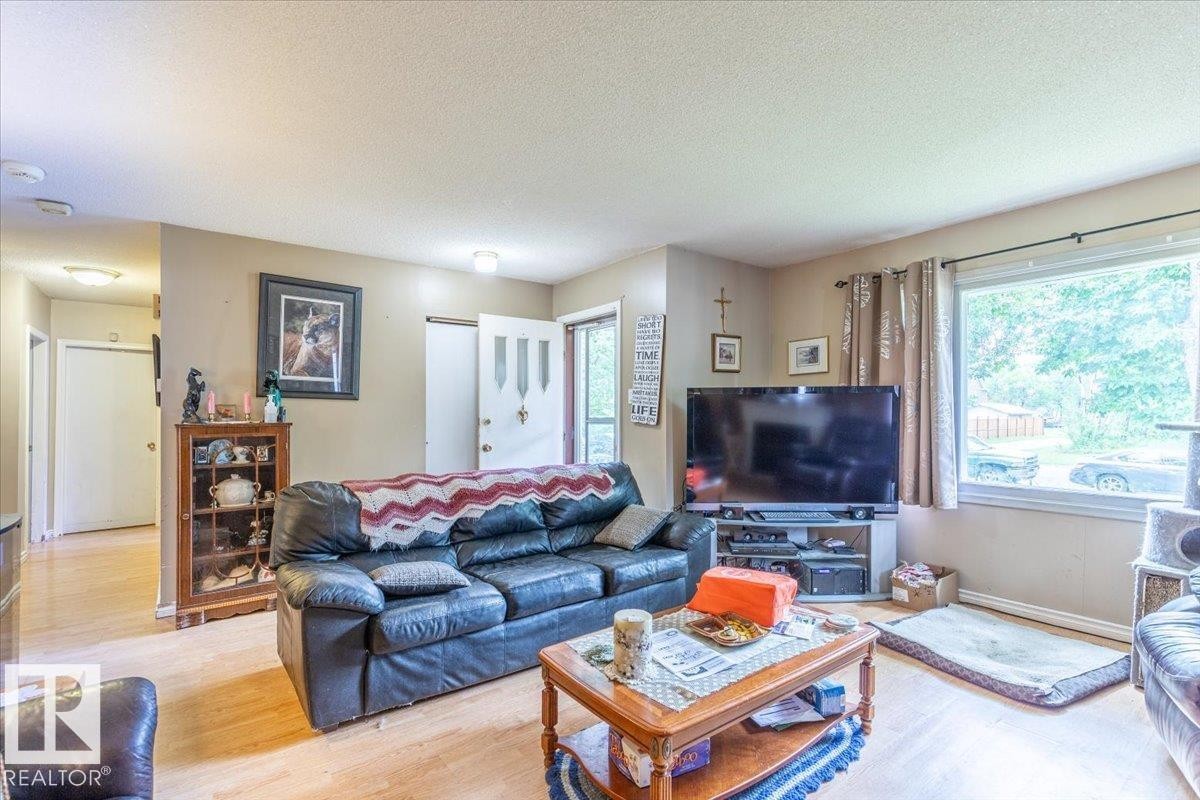 5116 52 St, Warburg, AB - Indoor Photo Showing Living Room
