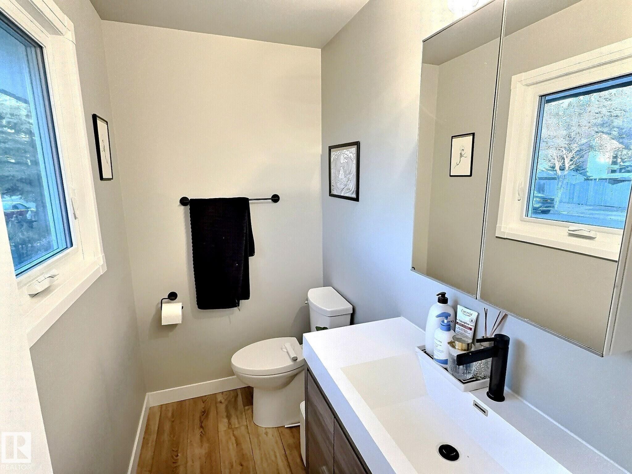 17119 82 Avenue, Edmonton, AB - Indoor Photo Showing Bathroom