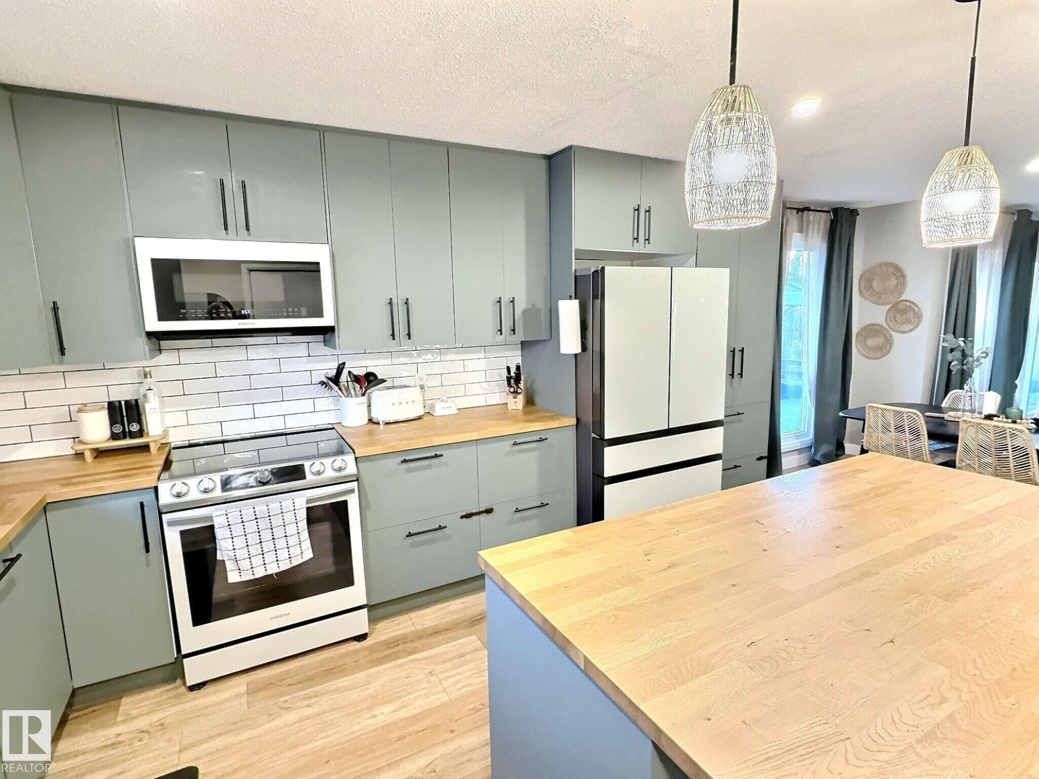 17119 82 Avenue, Edmonton, AB - Indoor Photo Showing Kitchen