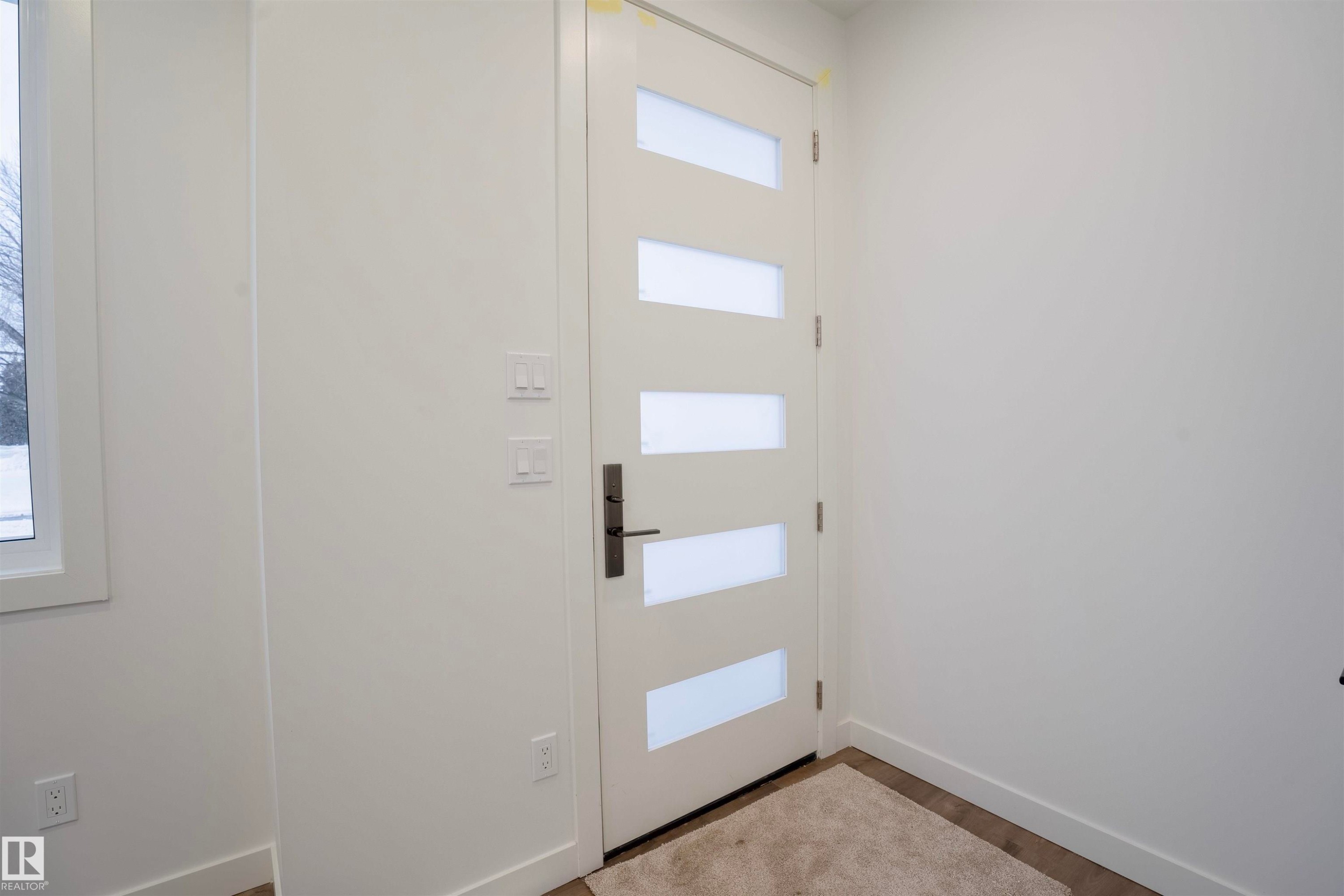 5211 104A Street Nw, Edmonton, AB - Indoor Photo Showing Other Room