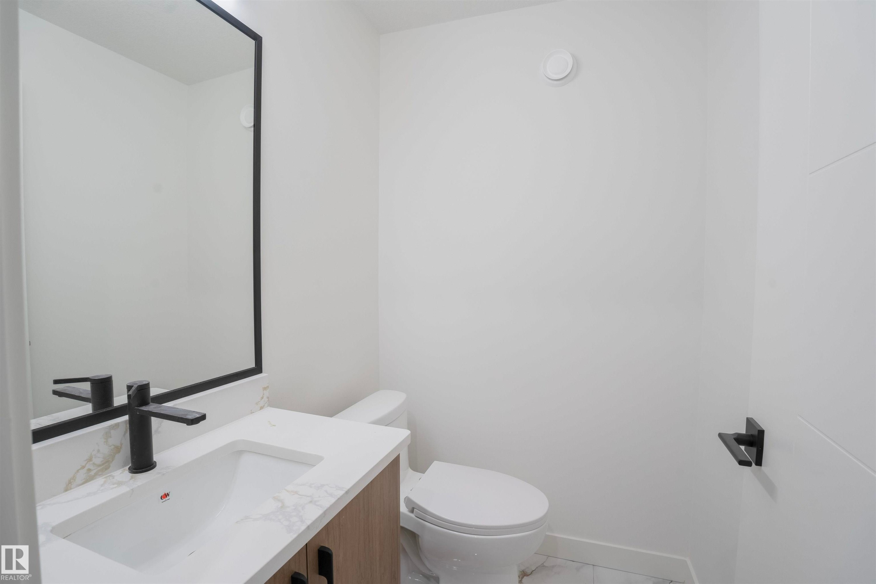 5211 104A Street Nw, Edmonton, AB - Indoor Photo Showing Bathroom