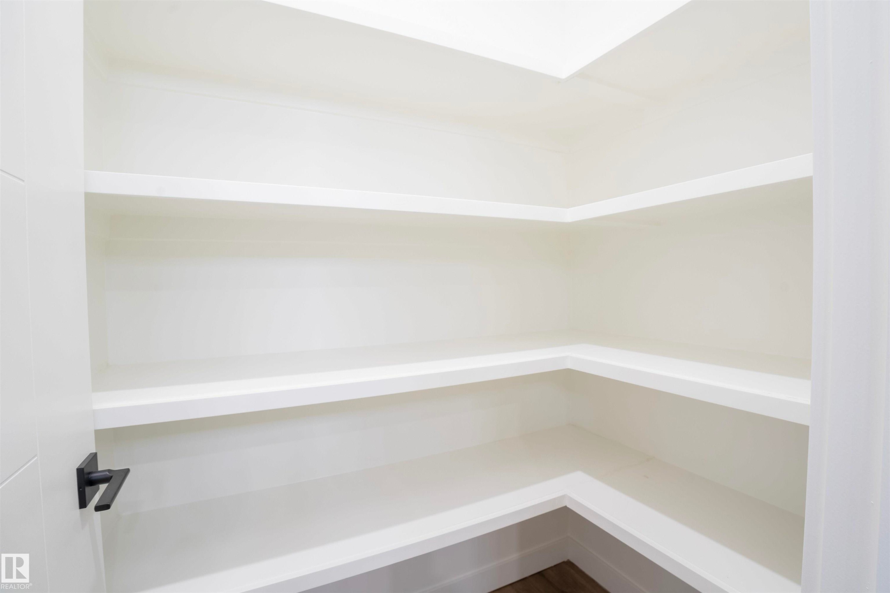 5211 104A Street Nw, Edmonton, AB - Indoor