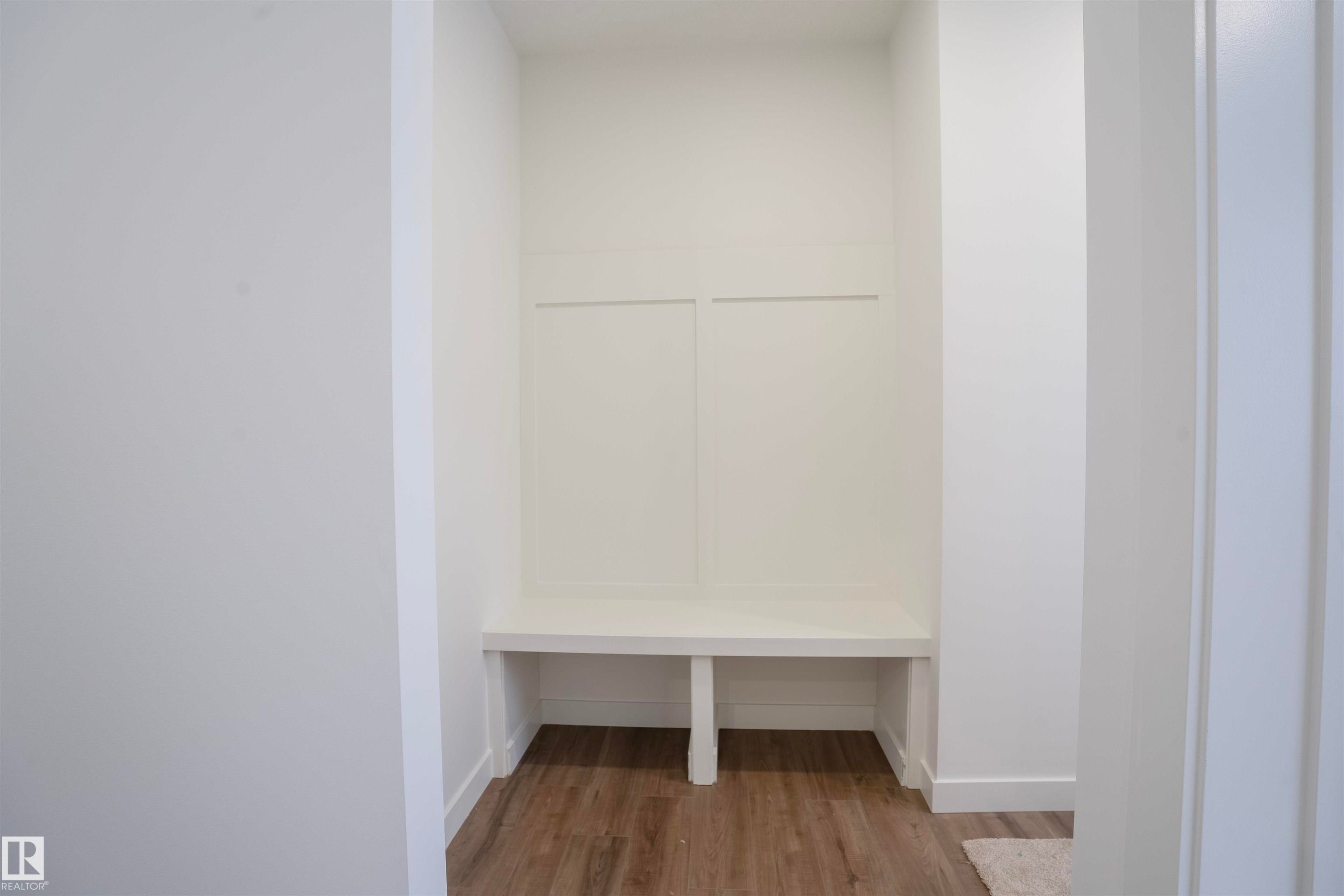 5211 104A Street Nw, Edmonton, AB - Indoor