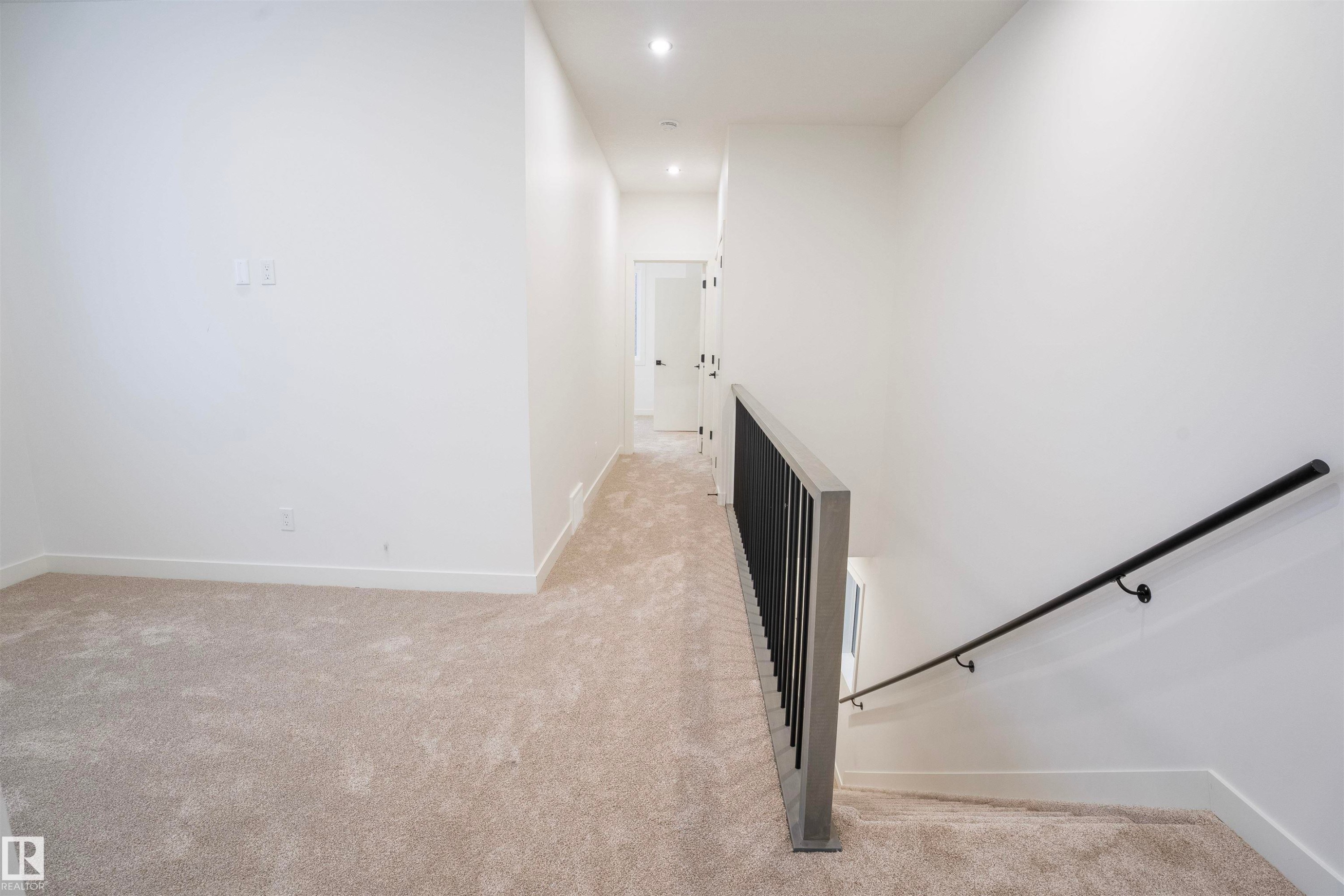 5211 104A Street Nw, Edmonton, AB - Indoor Photo Showing Other Room