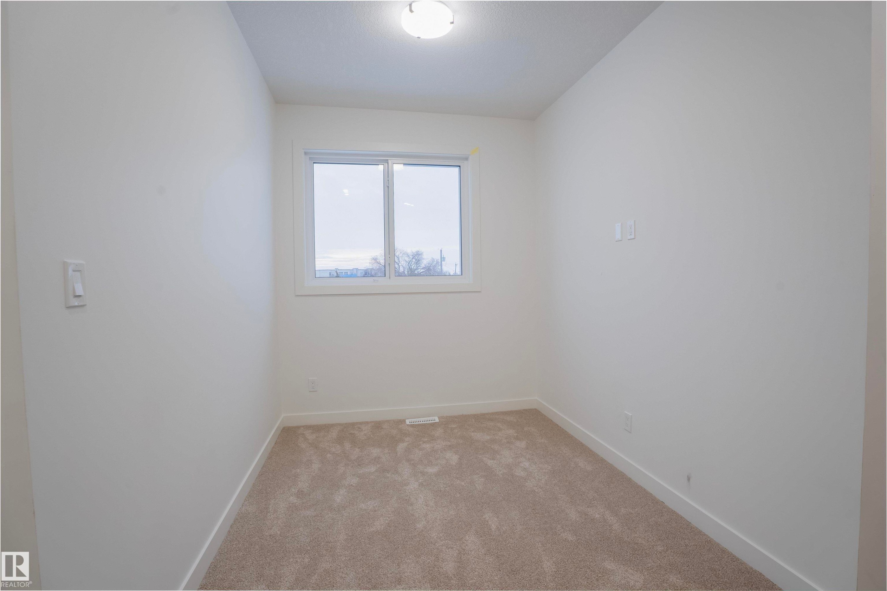 5211 104A Street Nw, Edmonton, AB - Indoor Photo Showing Other Room