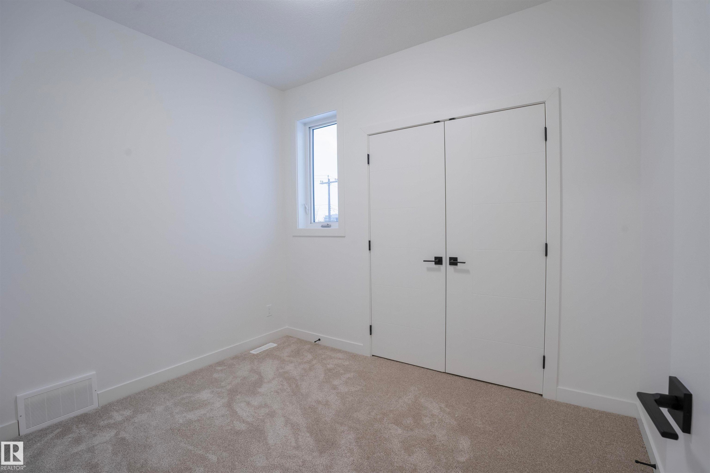 5211 104A Street Nw, Edmonton, AB - Indoor Photo Showing Other Room