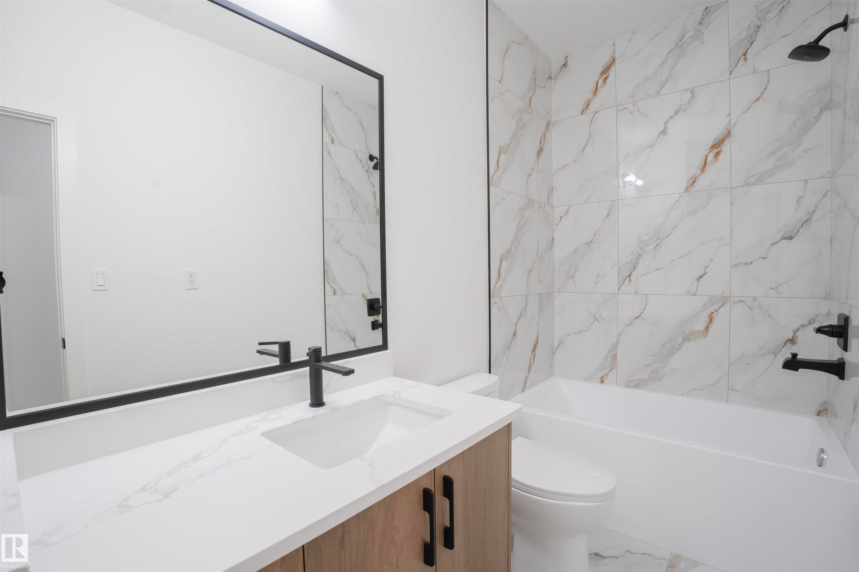 5211 104A Street Nw, Edmonton, AB - Indoor Photo Showing Bathroom