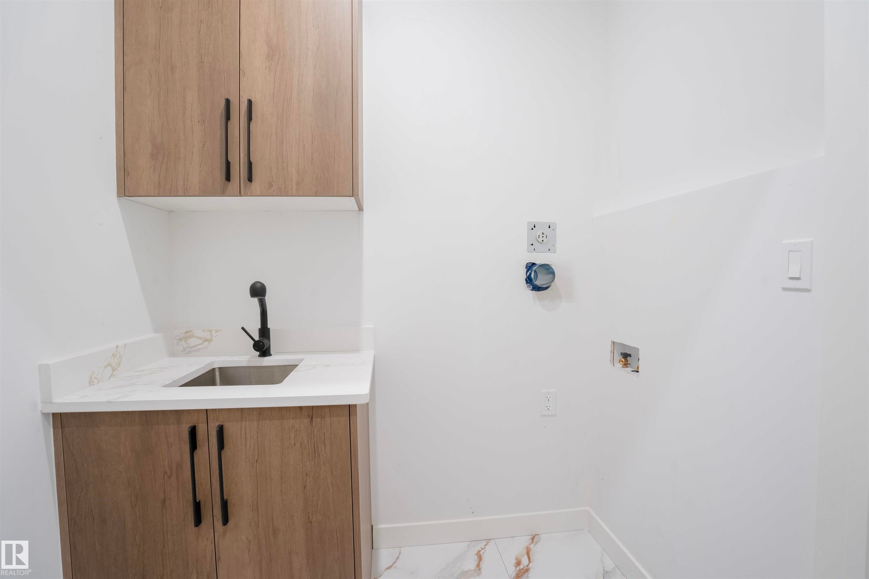 5211 104A Street Nw, Edmonton, AB - Indoor