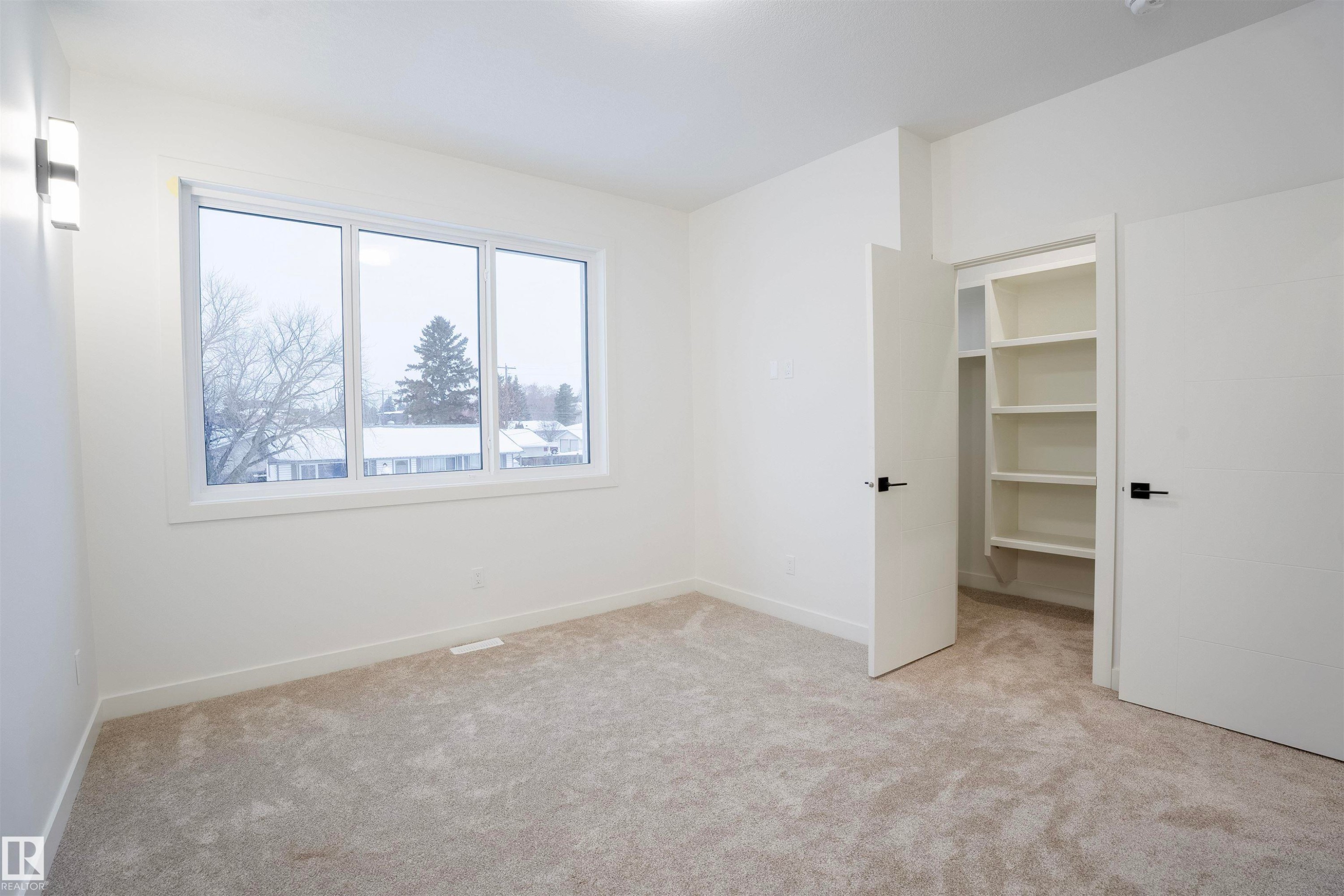 5211 104A Street Nw, Edmonton, AB - Indoor Photo Showing Other Room