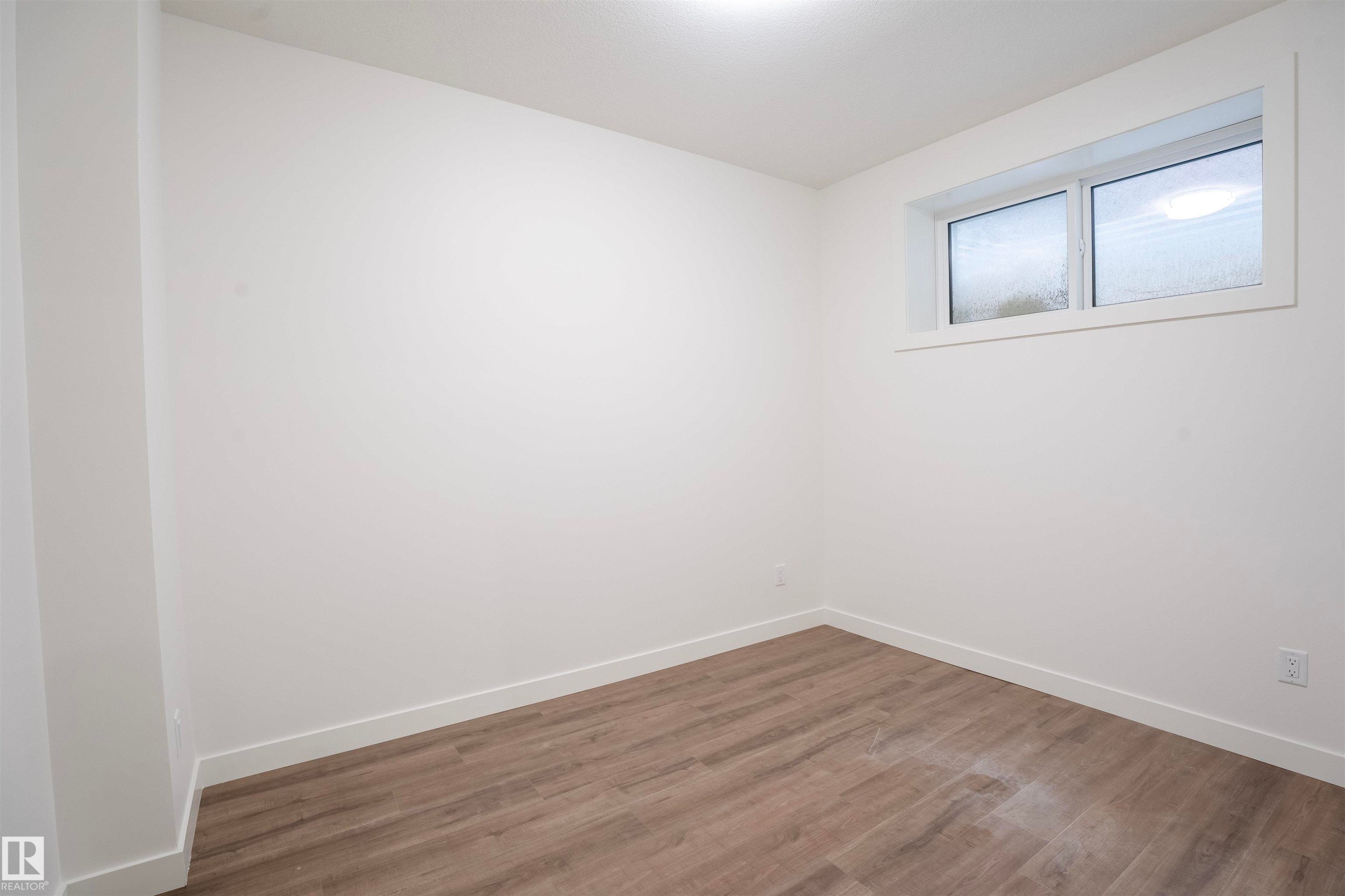 5211 104A Street Nw, Edmonton, AB - Indoor Photo Showing Other Room