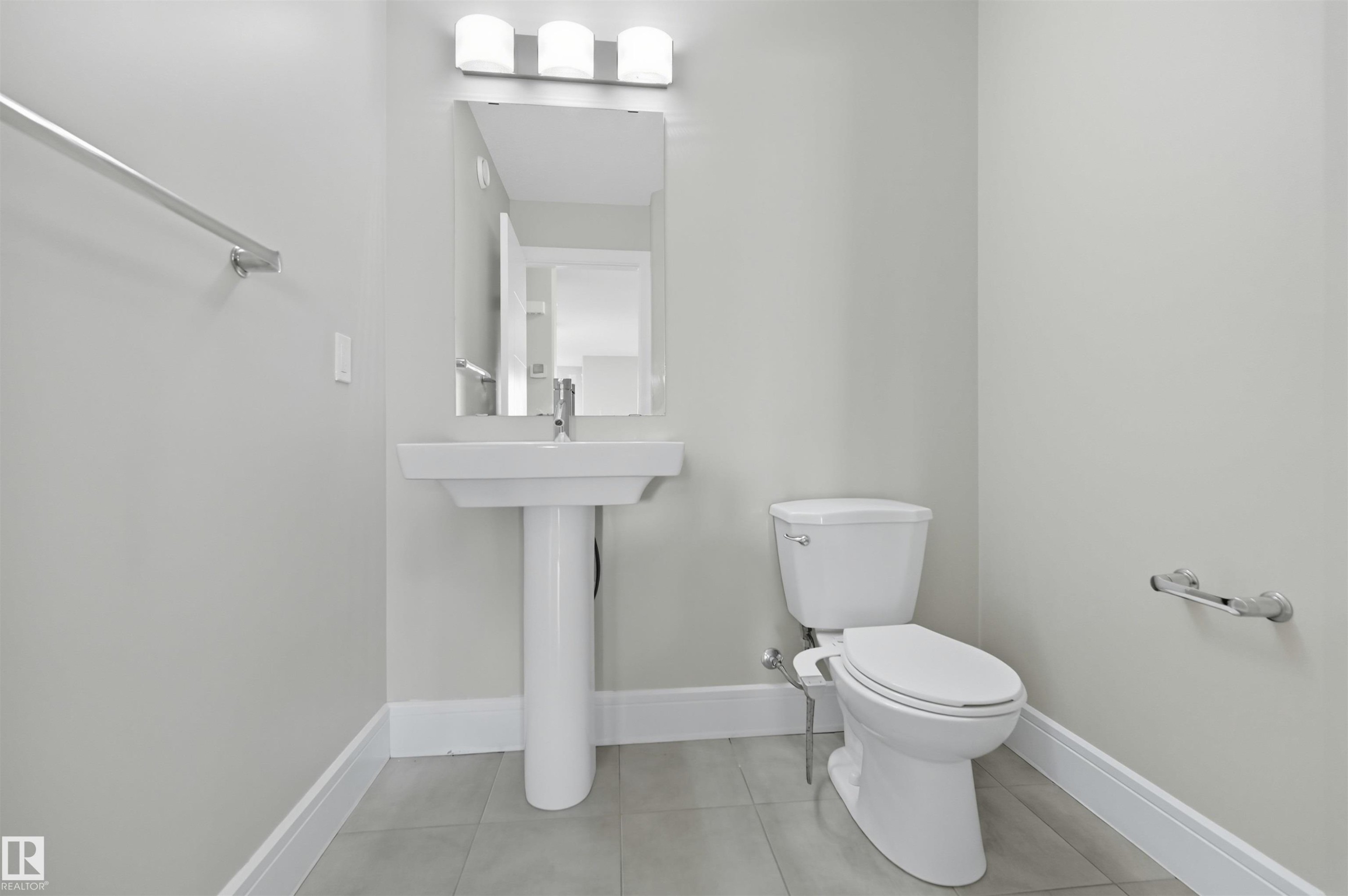 7122 Armour Link, Edmonton, AB - Indoor Photo Showing Bathroom