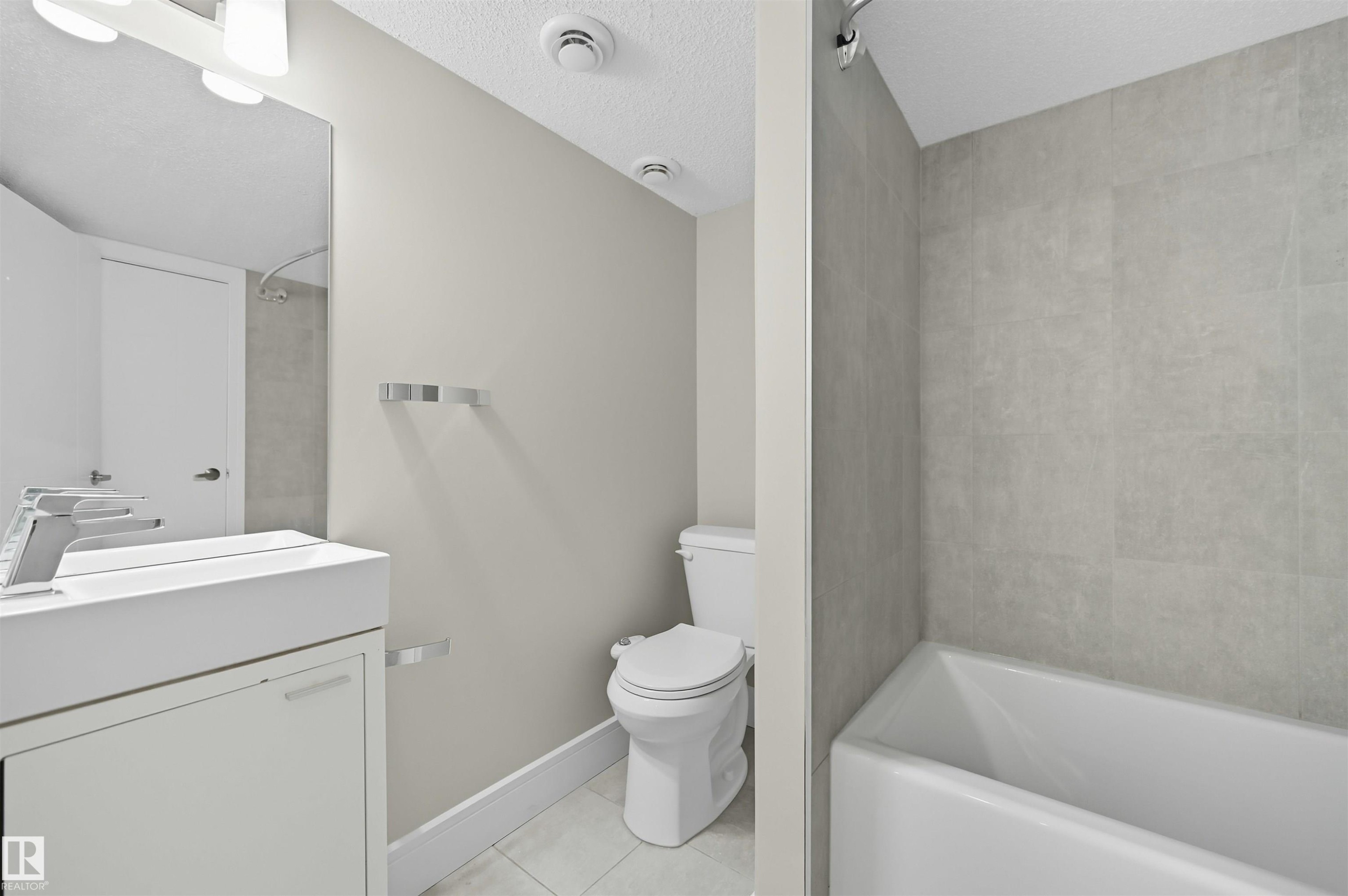 7122 Armour Link, Edmonton, AB - Indoor Photo Showing Bathroom