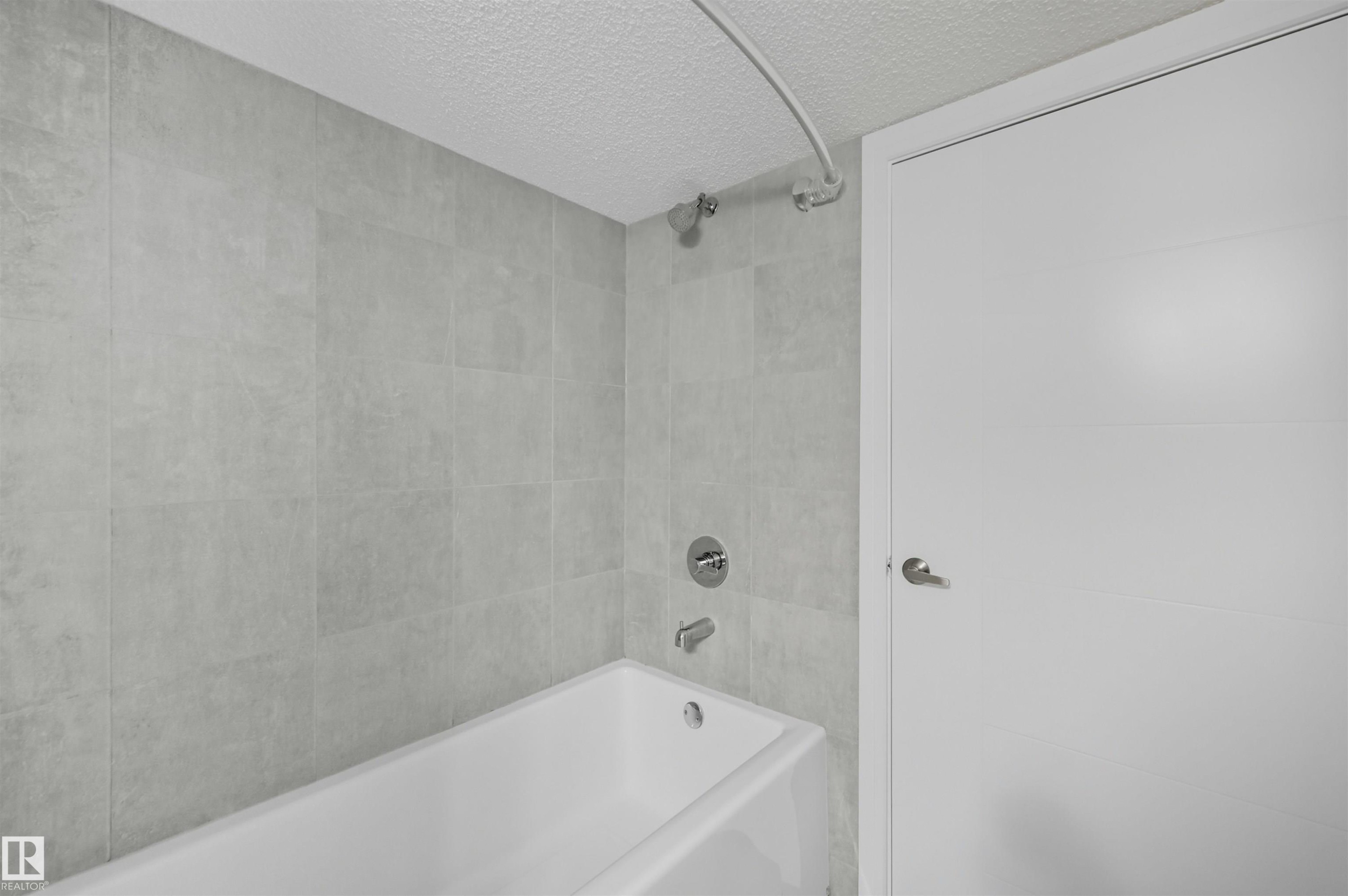 7122 Armour Link, Edmonton, AB - Indoor Photo Showing Bathroom