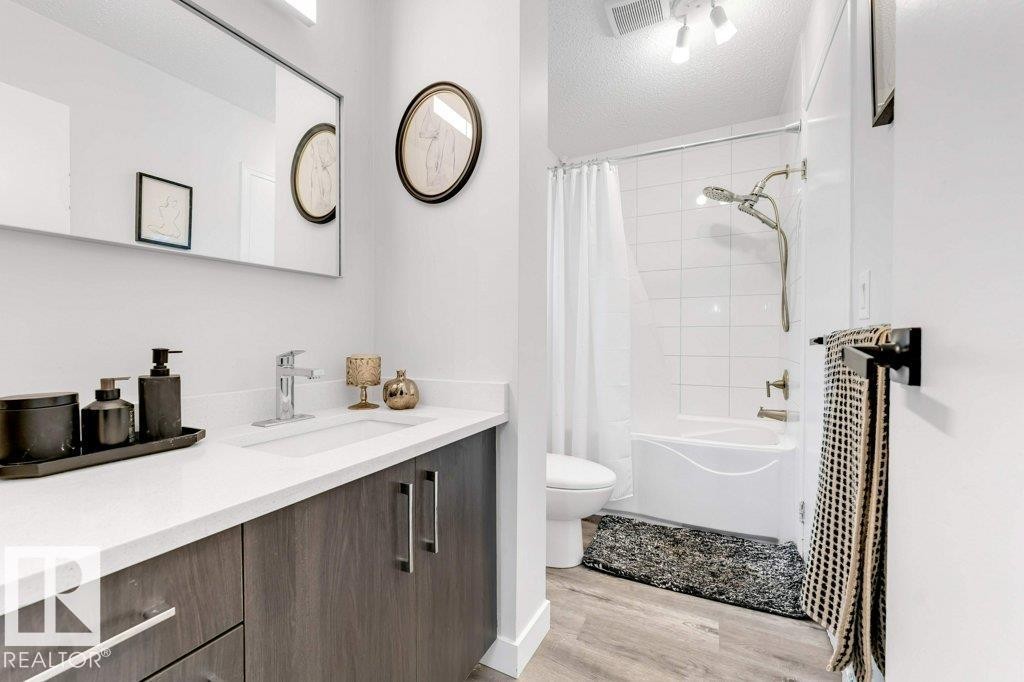 18010 96 Ave, Edmonton, AB - Indoor Photo Showing Bathroom