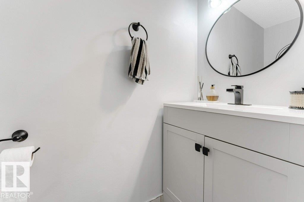 18010 96 Ave, Edmonton, AB - Indoor Photo Showing Bathroom