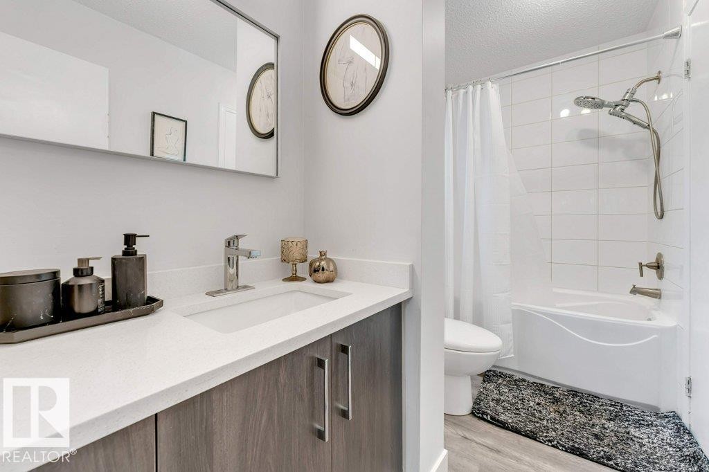 18010 96 Ave, Edmonton, AB - Indoor Photo Showing Bathroom