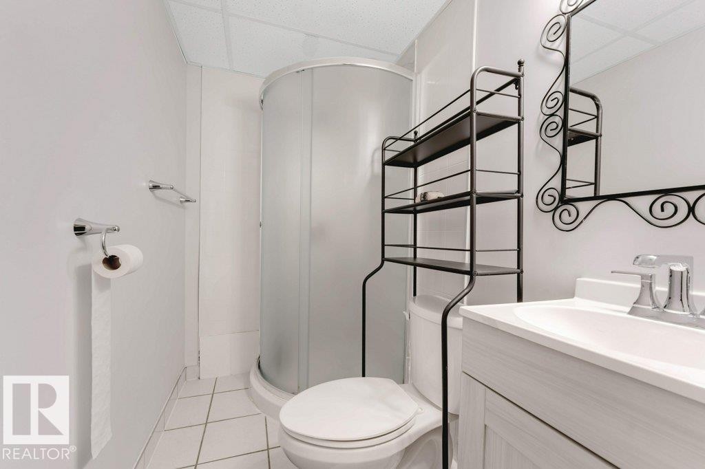 18010 96 Ave, Edmonton, AB - Indoor Photo Showing Bathroom