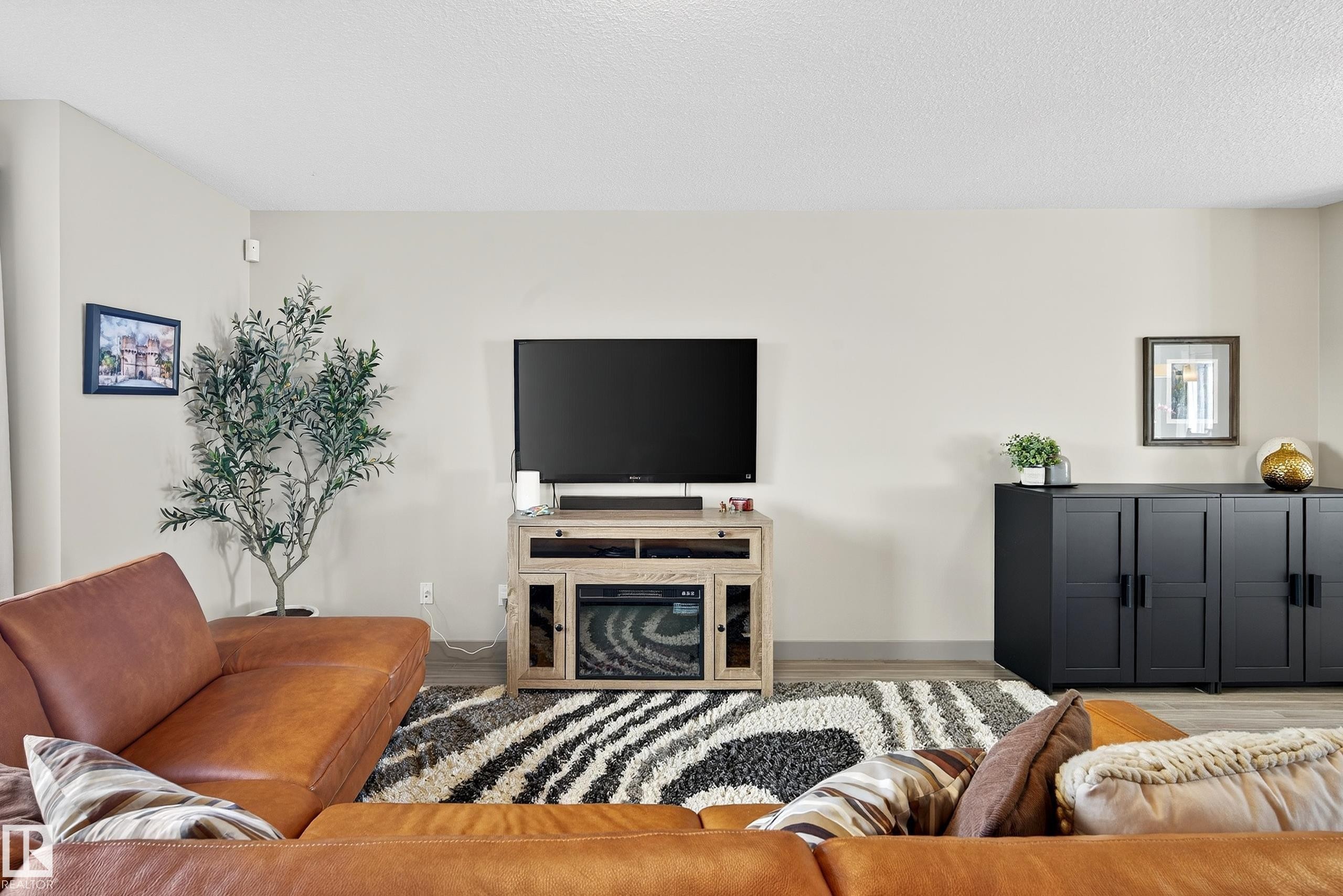 6 1150 Winderemere Way, Edmonton, AB - Indoor Photo Showing Living Room