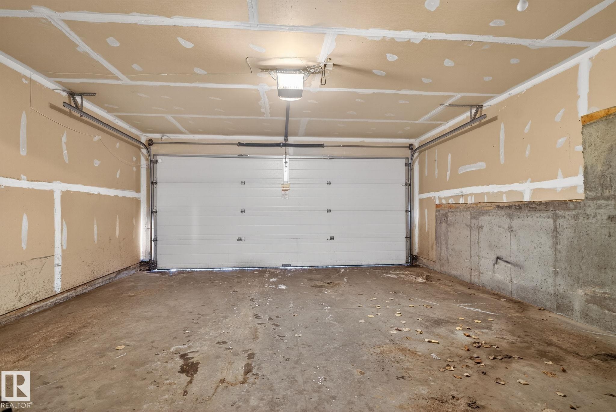 Garage featuring a garage door opener - 60 1804 70 Street, Edmonton, AB - Indoor Photo Showing Garage