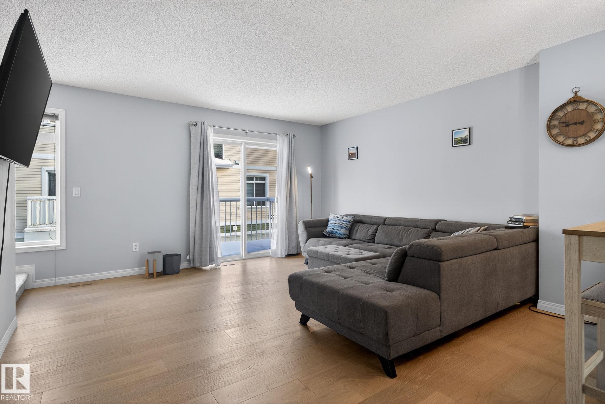 60 1804 70 Street, Edmonton, AB - Indoor Photo Showing Living Room