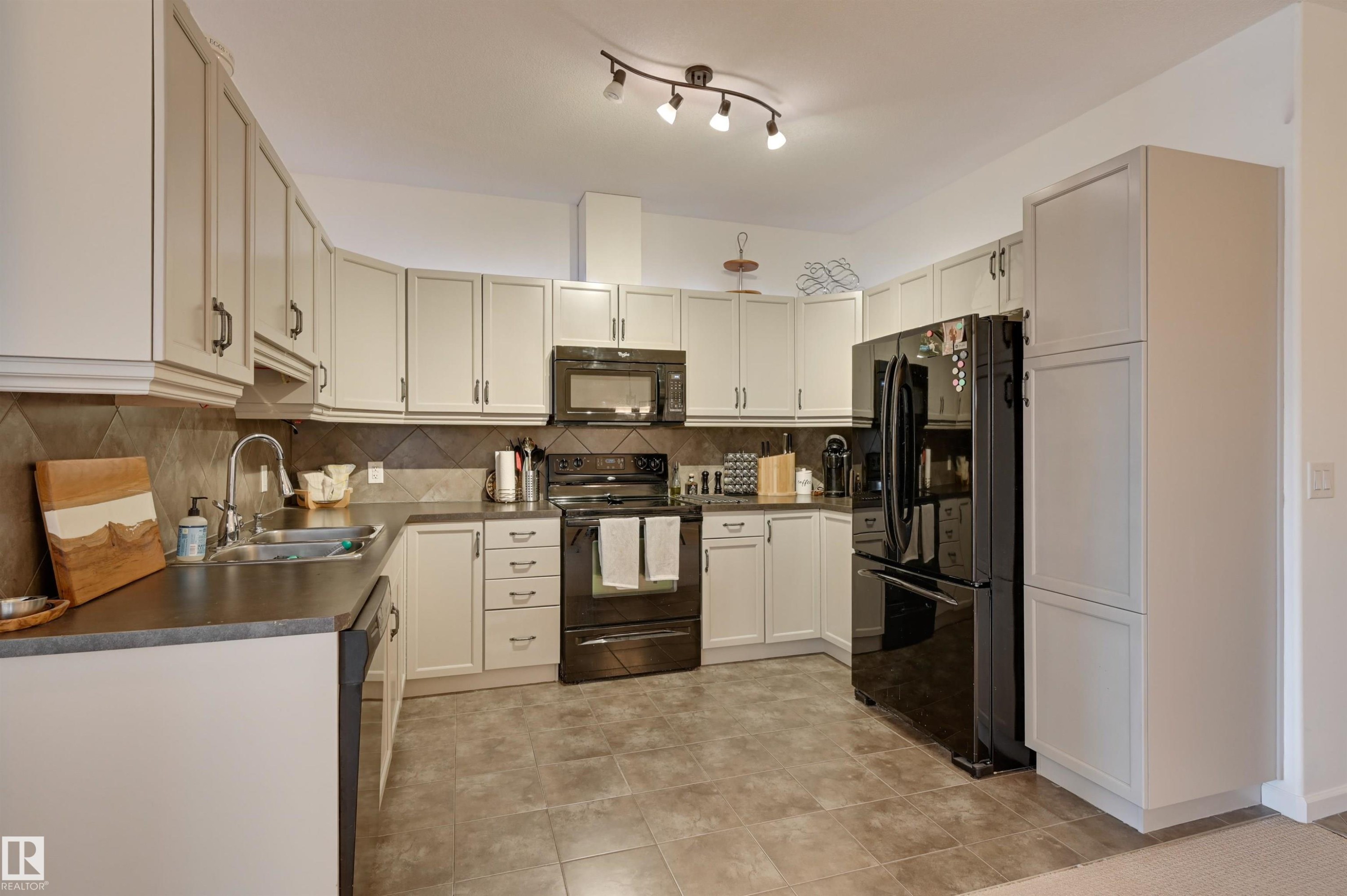 221 6083 Maynard Way, Edmonton, AB - Indoor Photo Showing Kitchen