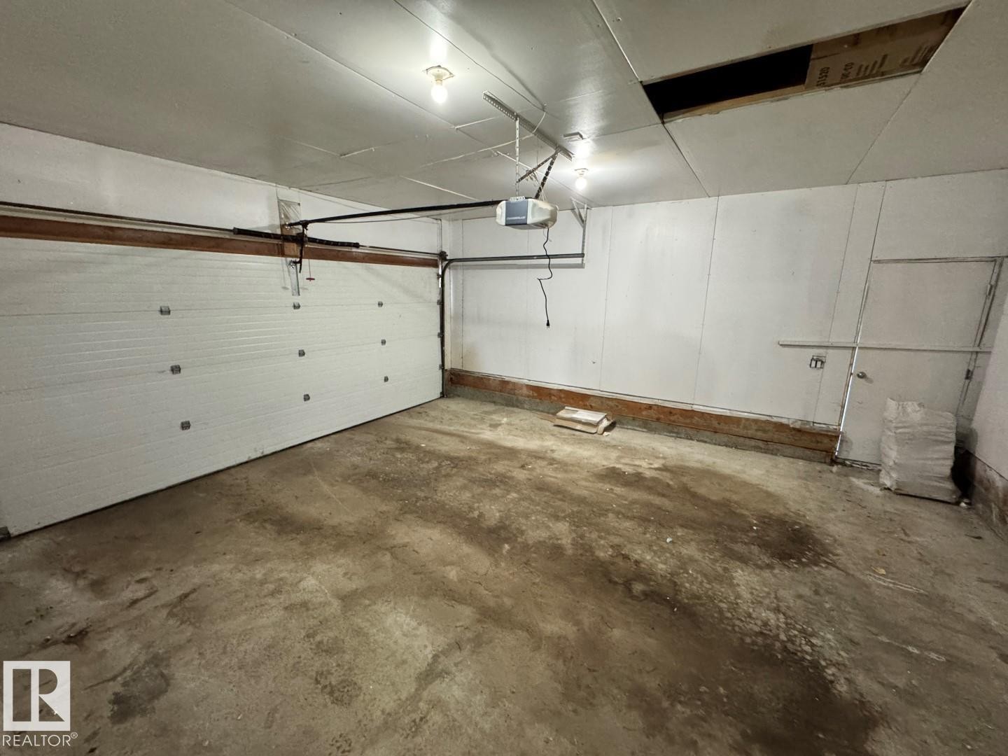 18404 66 Avenue, Edmonton, AB - Indoor Photo Showing Garage