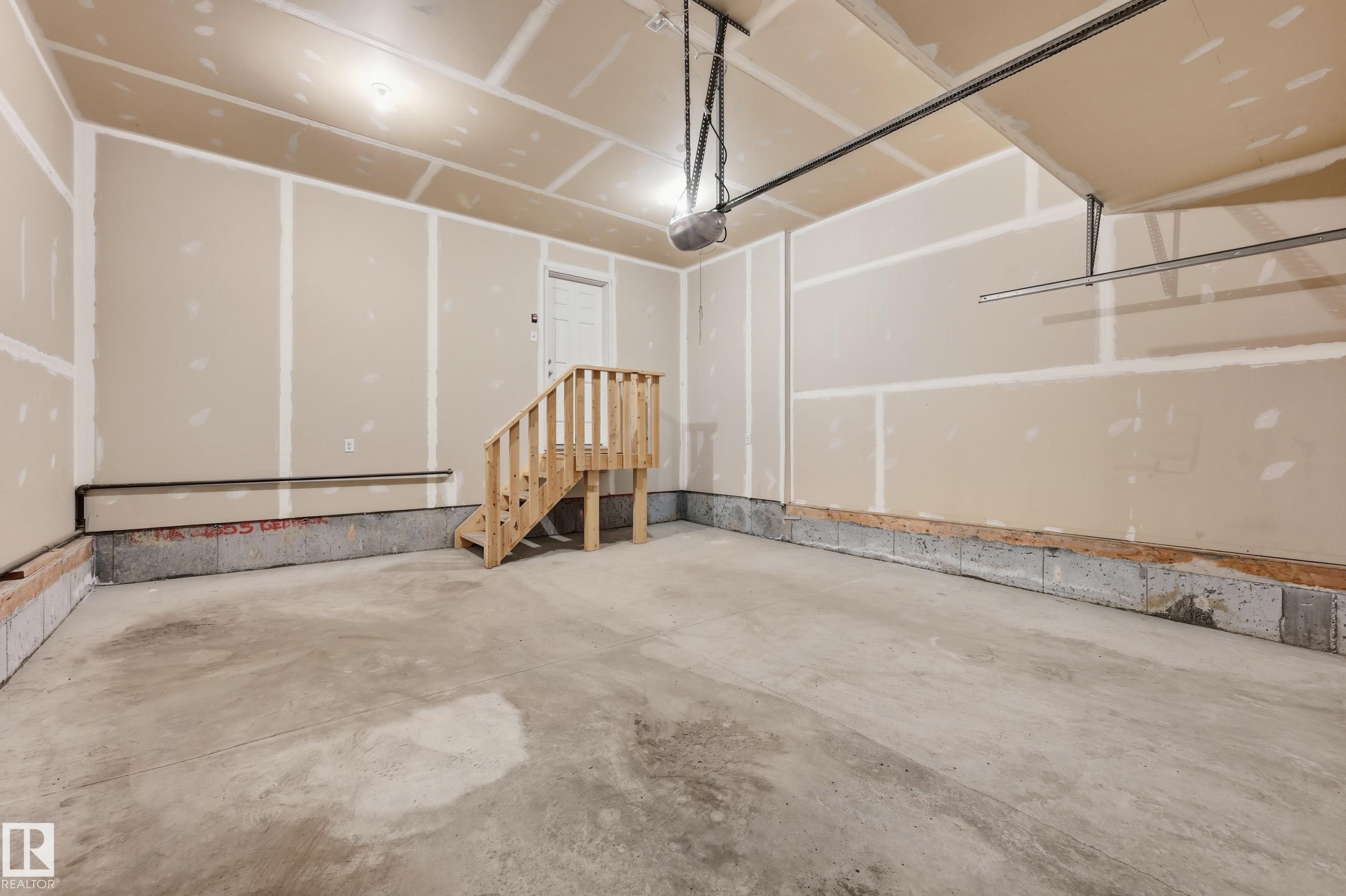 3528 Claxton Crescent, Edmonton, AB - Indoor Photo Showing Garage