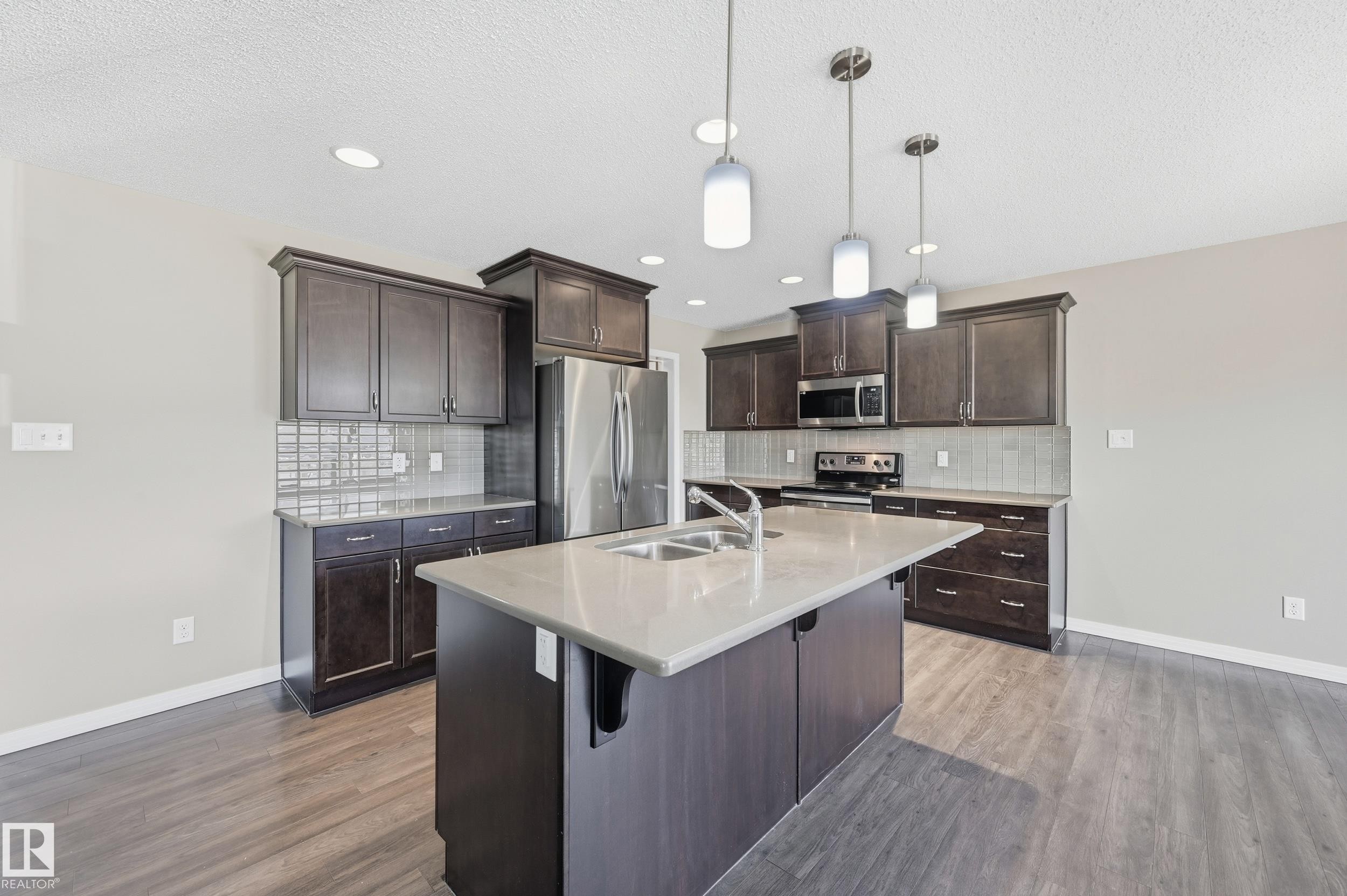 3528 Claxton Crescent, Edmonton, AB - Indoor Photo Showing Kitchen With Double Sink With Upgraded Kitchen